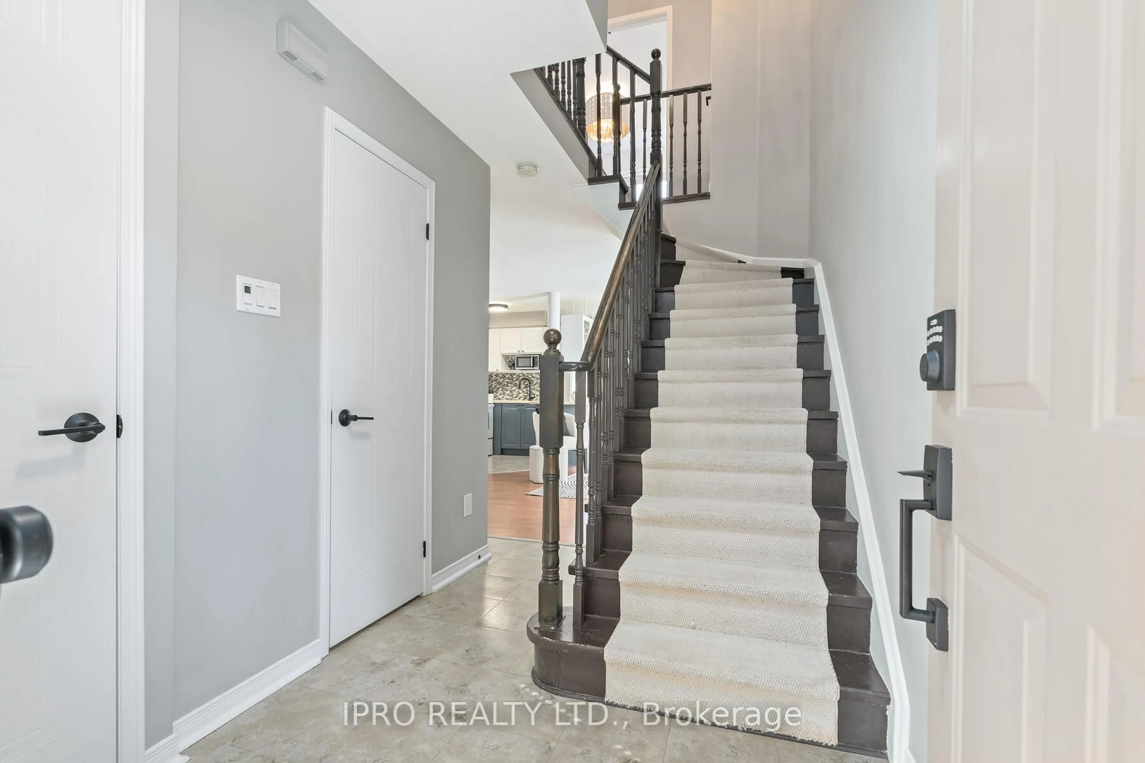 Indoor entryway for 142 Richwood Cres, Brampton Ontario L6X 4N3