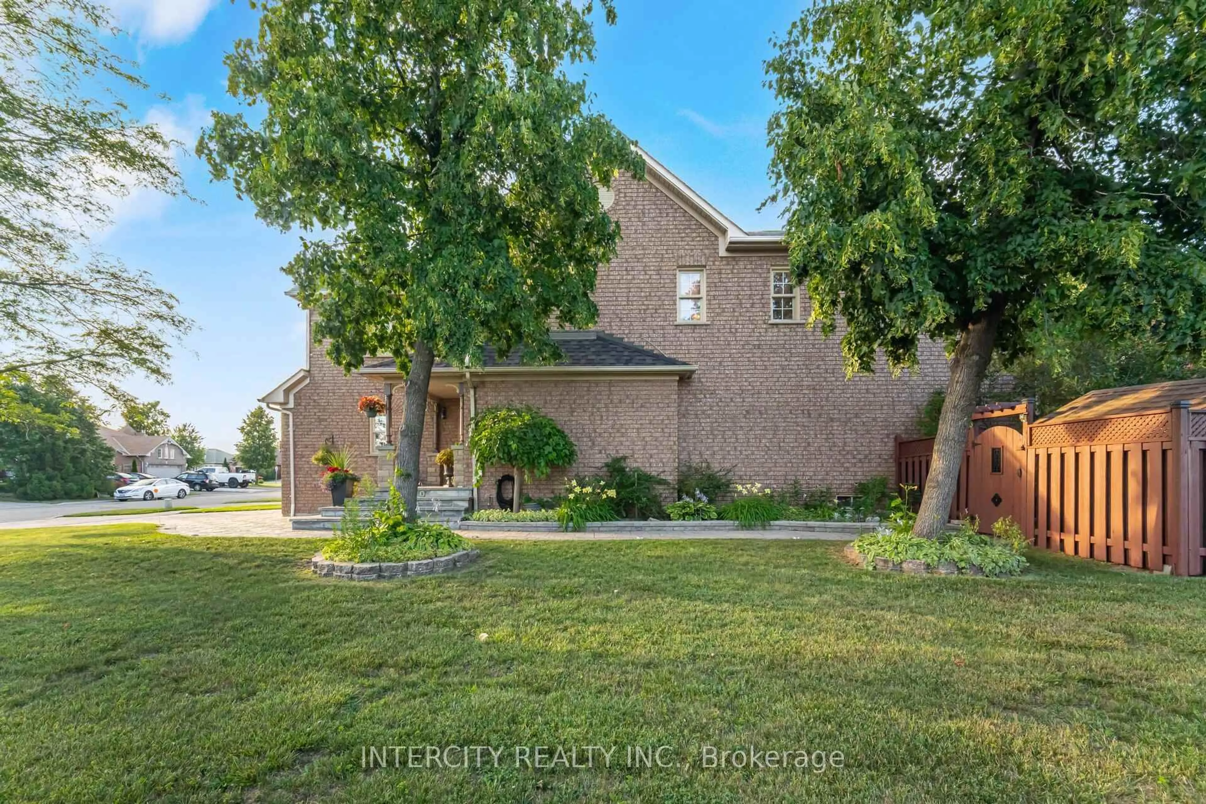 A pic from outside/outdoor area/front of a property/back of a property/a pic from drone, street for 19 Aspenwood Tr, Caledon Ontario L7C 1B7