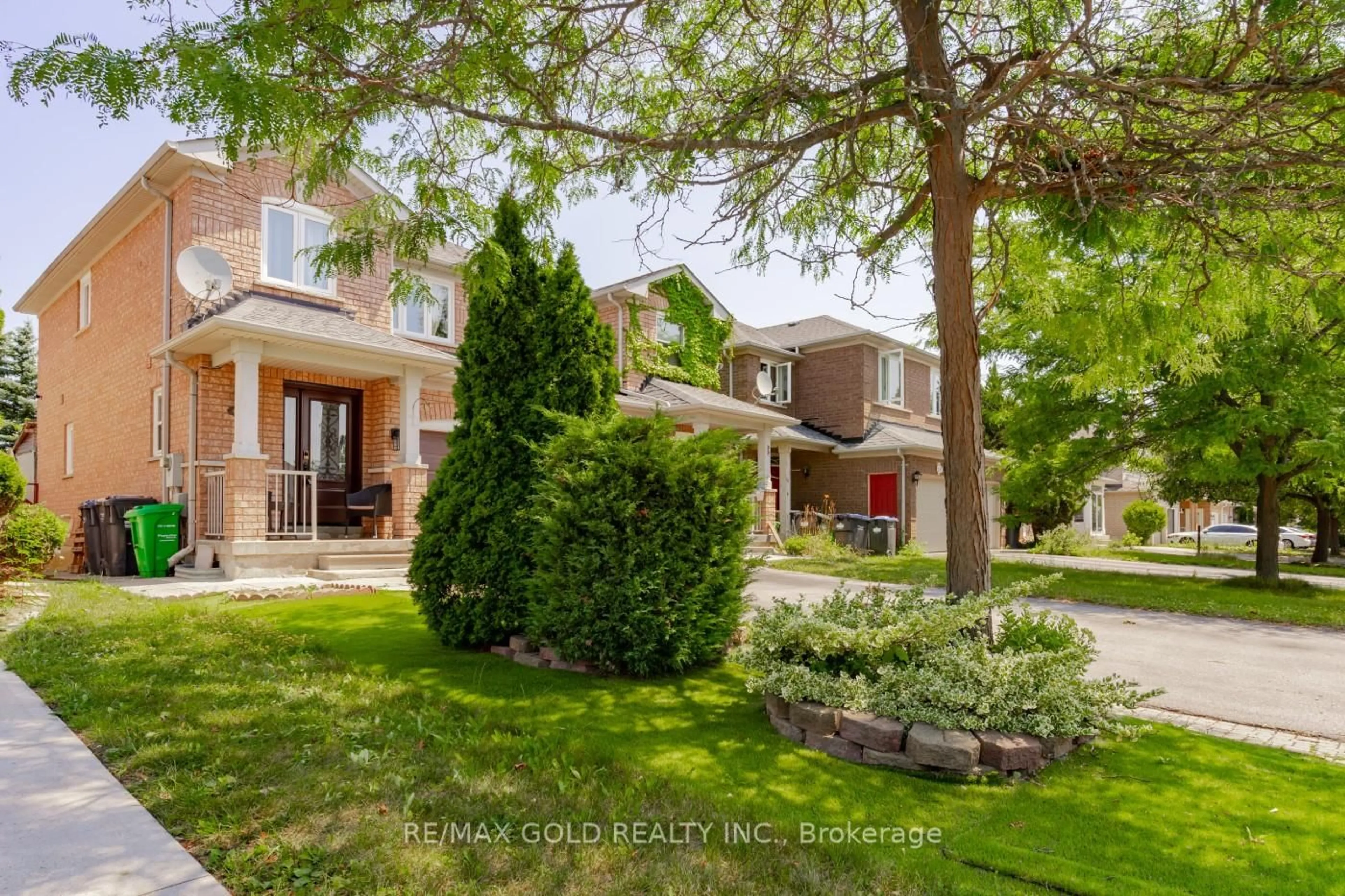 A pic from outside/outdoor area/front of a property/back of a property/a pic from drone, street for 135 Morningmist St, Brampton Ontario L6R 2B6