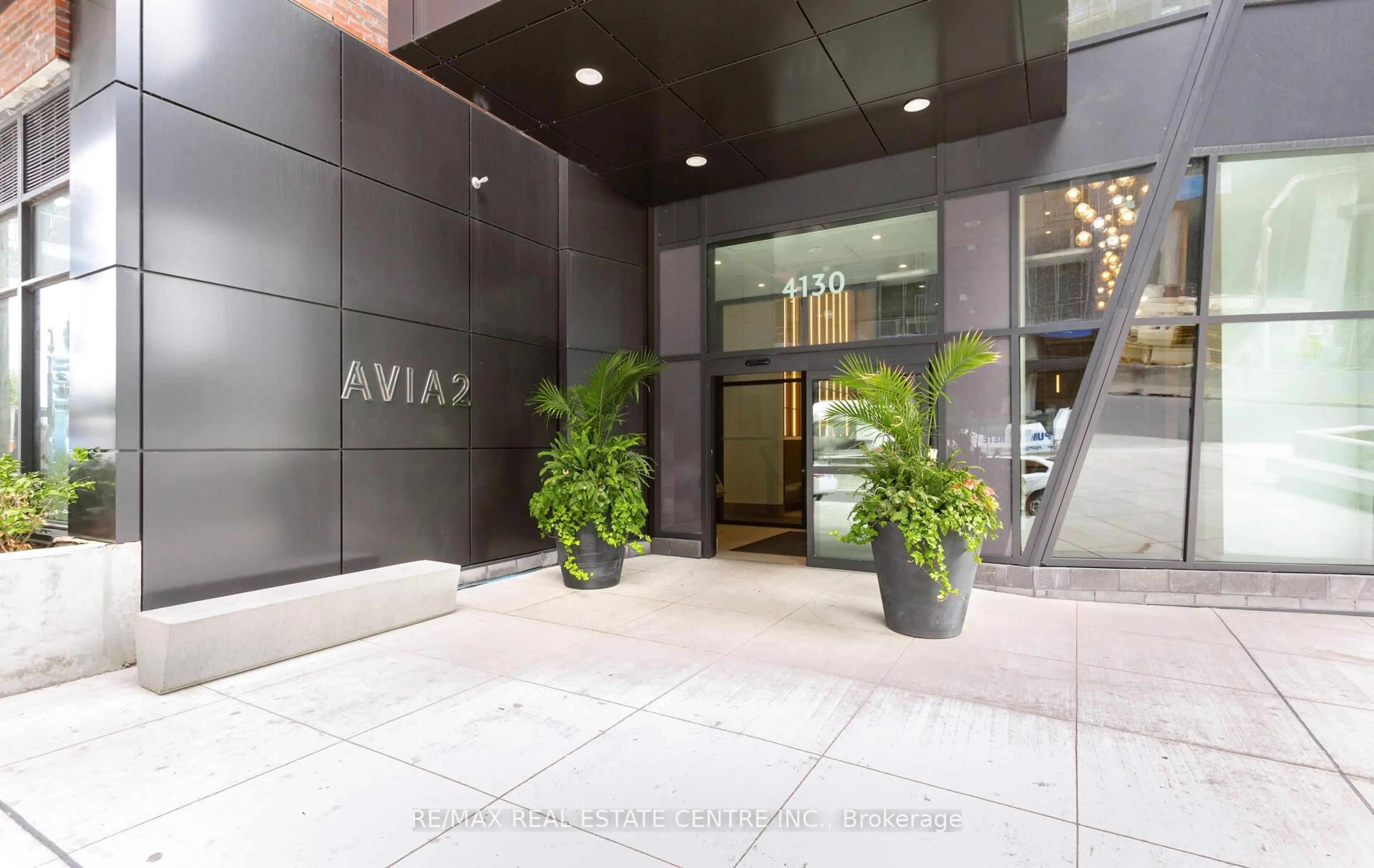 Indoor foyer for 4130 Parkside Village Dr #PH10, Mississauga Ontario L5B 3M8