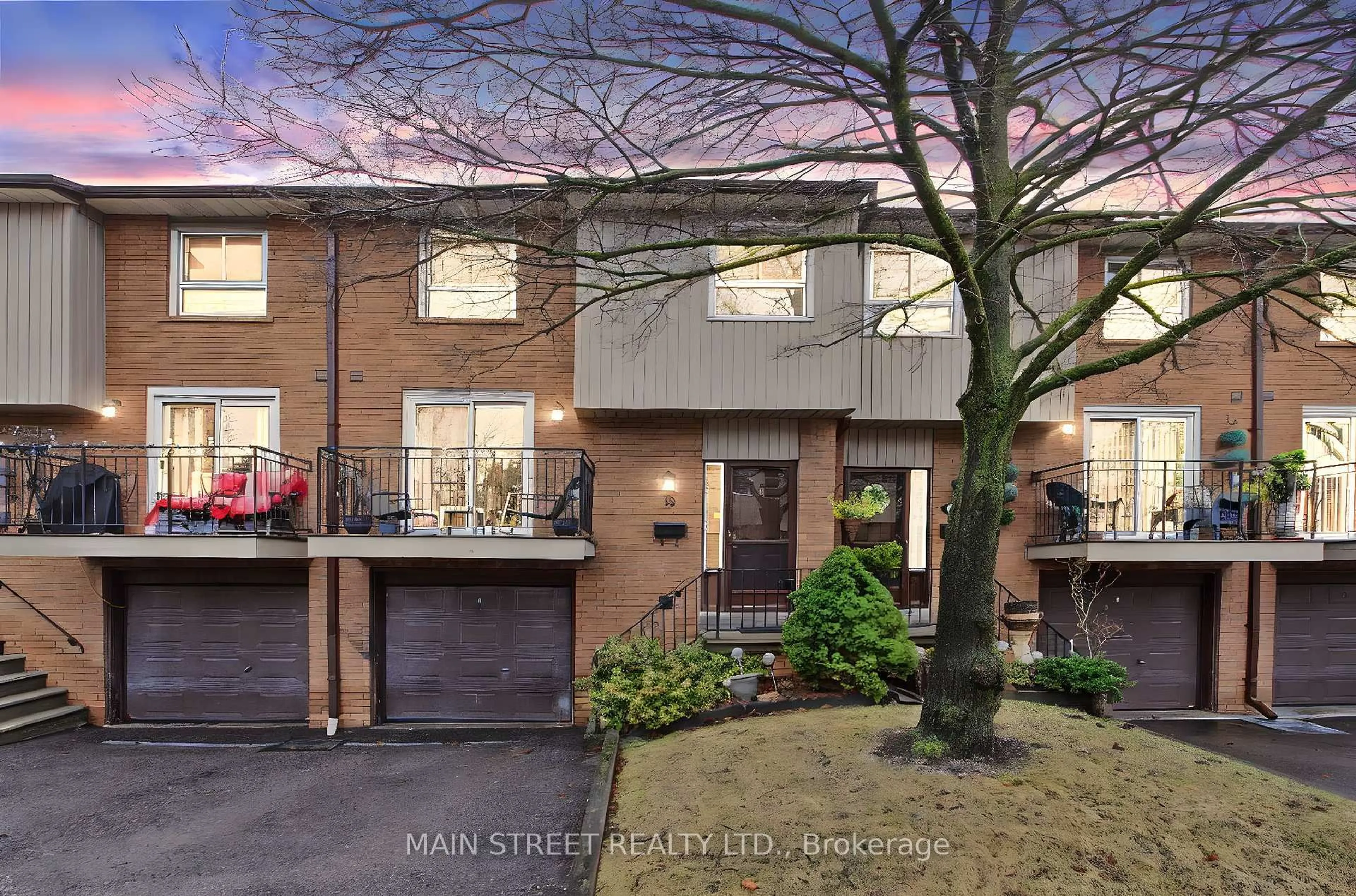 Home with brick exterior material, street for 725 Vermouth Ave #18, Mississauga Ontario L5A 3X5