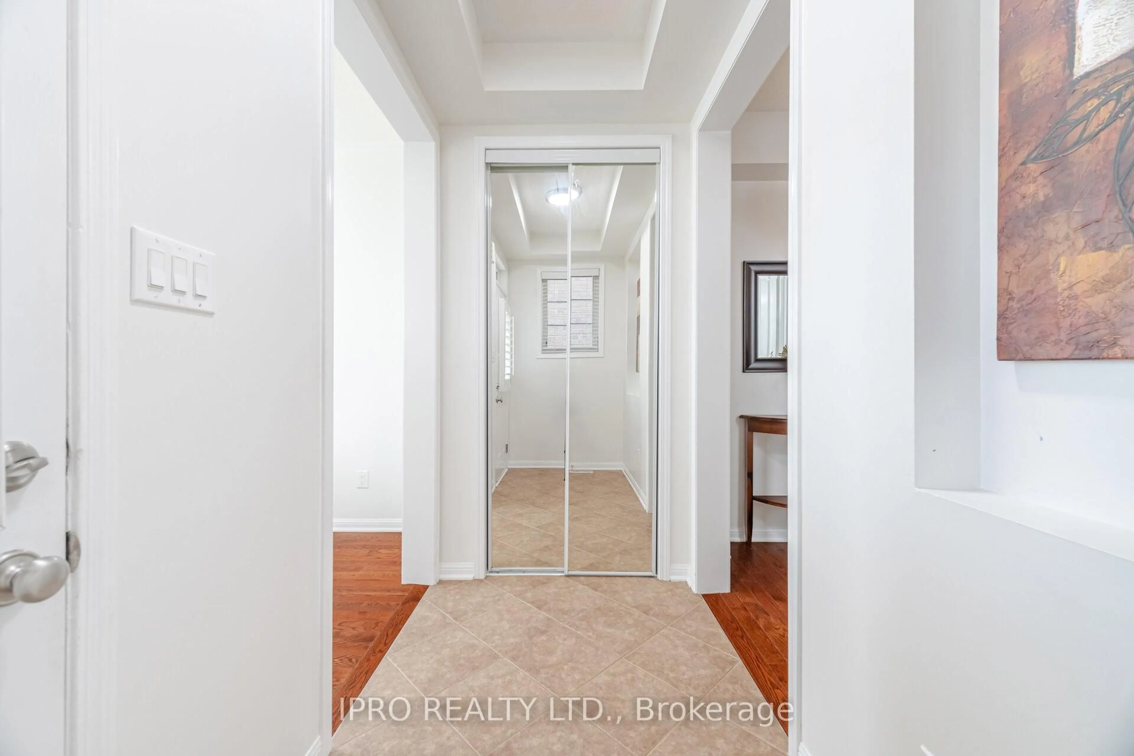 Indoor entryway for 1047 Savoline Blvd, Milton Ontario L9T 8P2