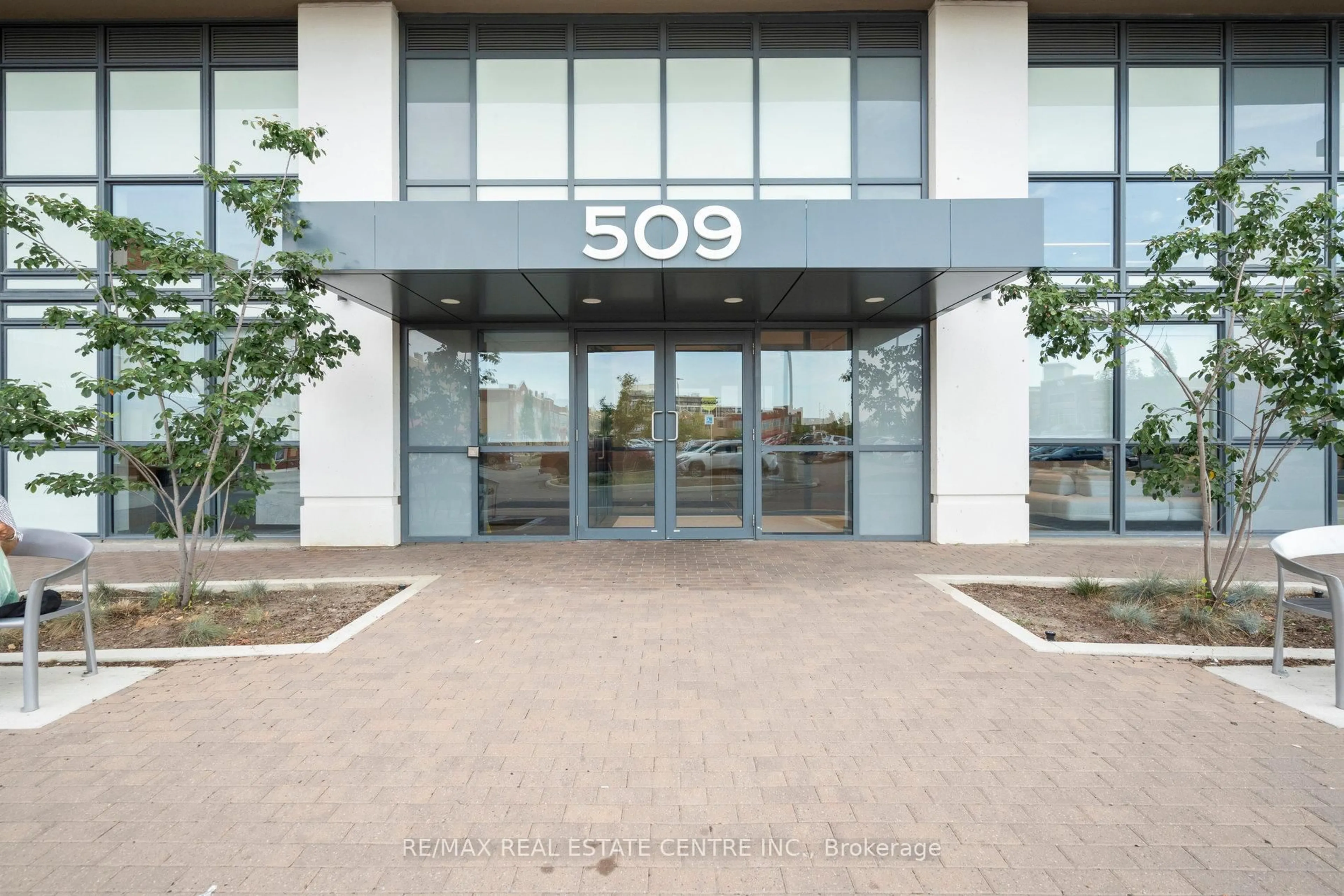 Indoor foyer for 509 Dundas St #804, Oakville Ontario L6M 4M2