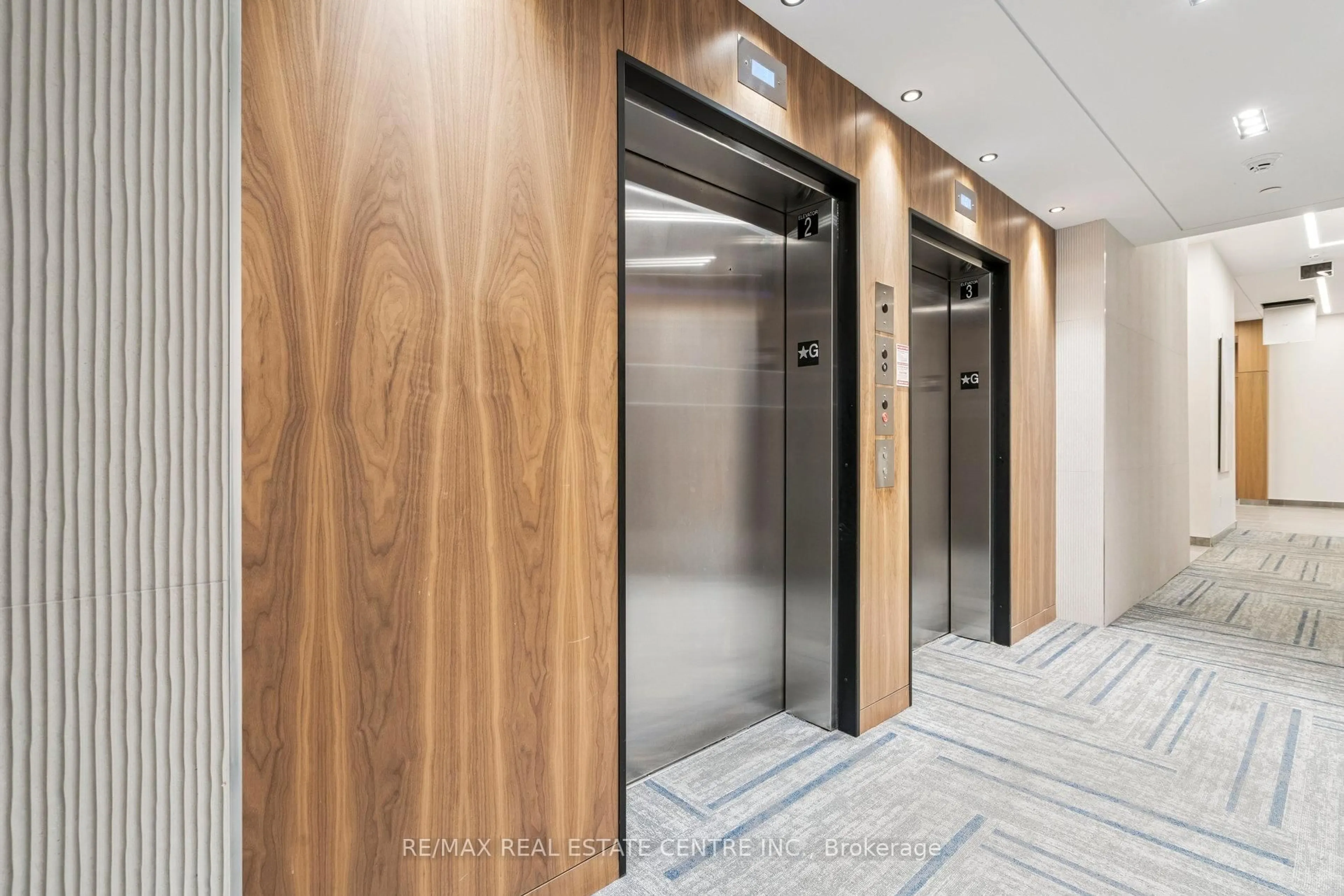 Indoor foyer for 509 Dundas St #804, Oakville Ontario L6M 4M2