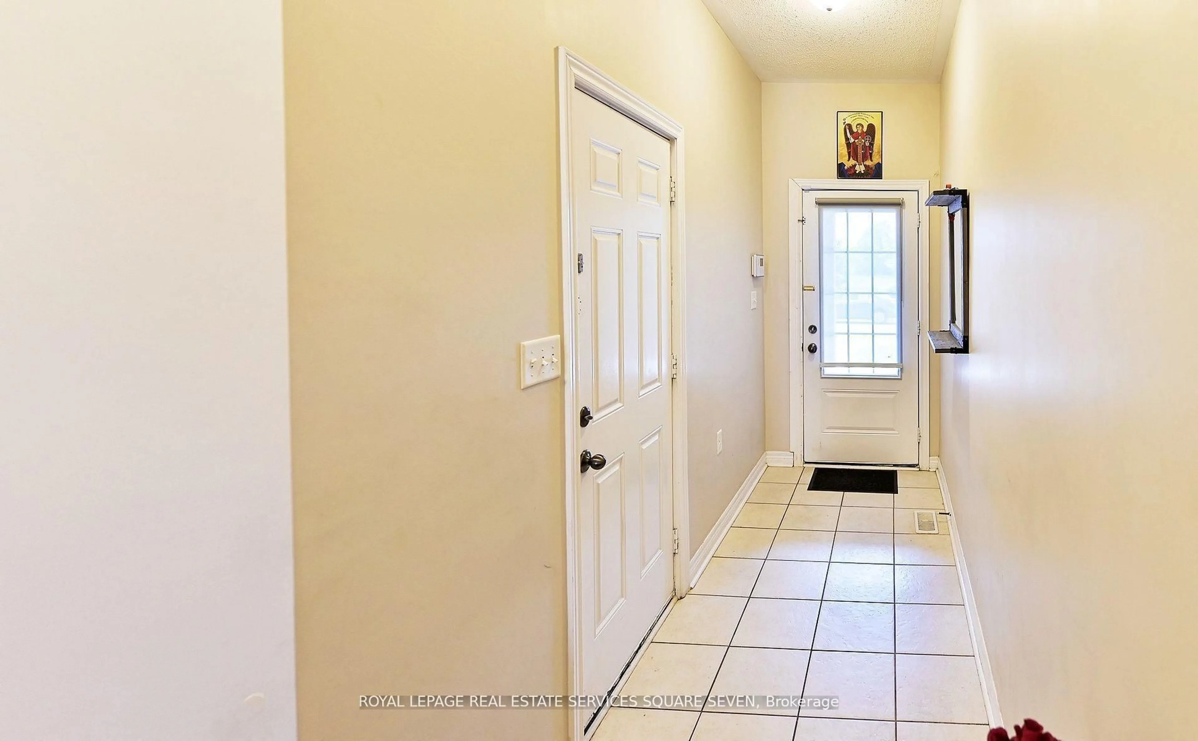 Indoor foyer for 27 Pennycross Cres #3, Brampton Ontario L7A 4M1