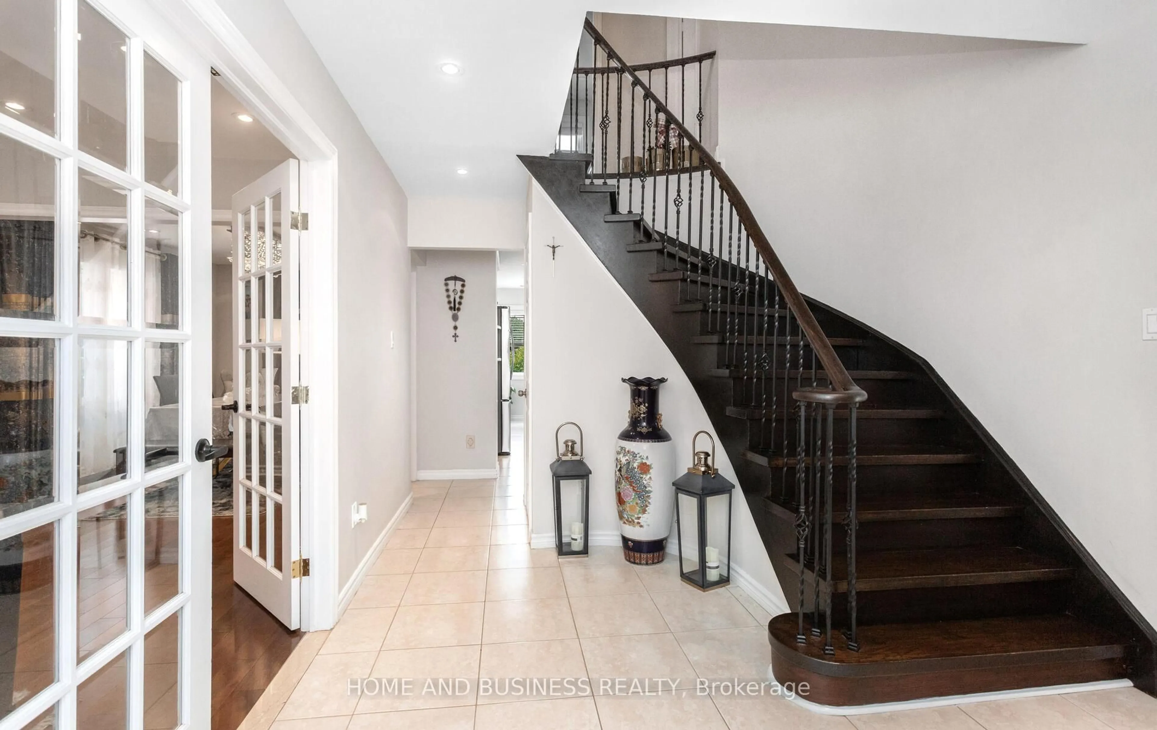 Indoor entryway for 6919 Hickling Cres, Mississauga Ontario L5N 5B1
