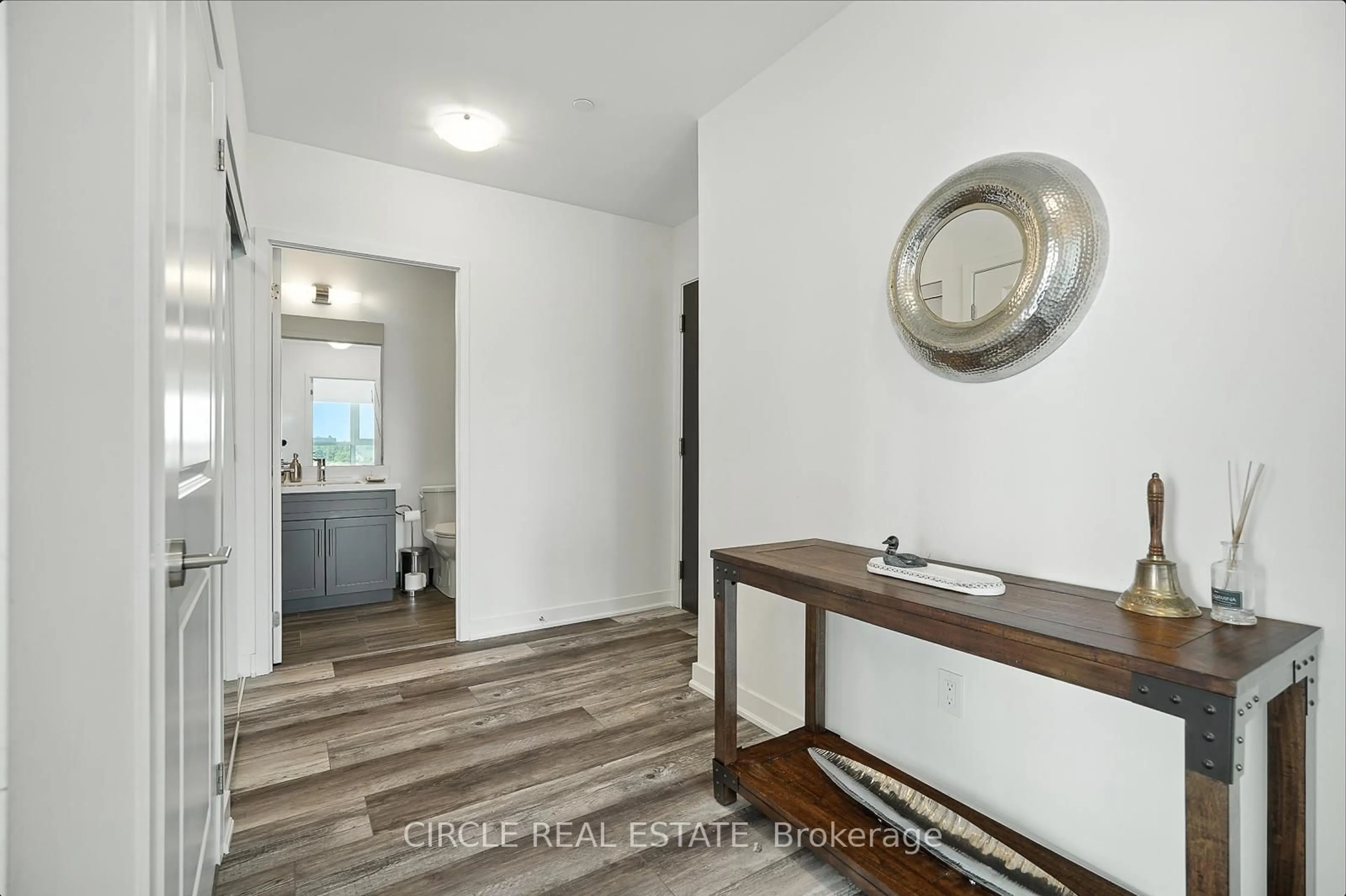 Indoor entryway for 2007 James St #603, Burlington Ontario L7R 1H1