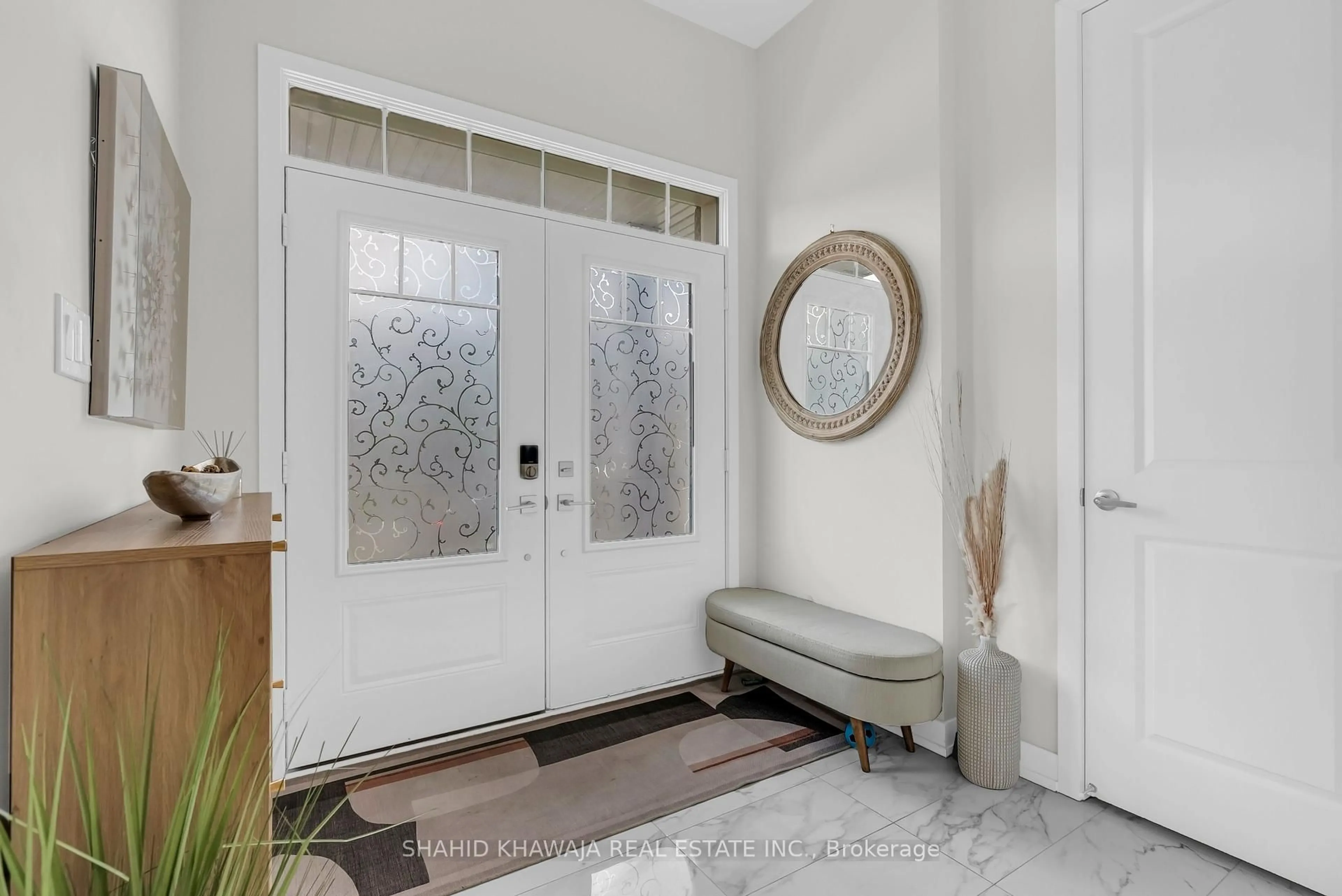 Indoor entryway for 632 Bearberry Pl, Milton Ontario L9E 1V2