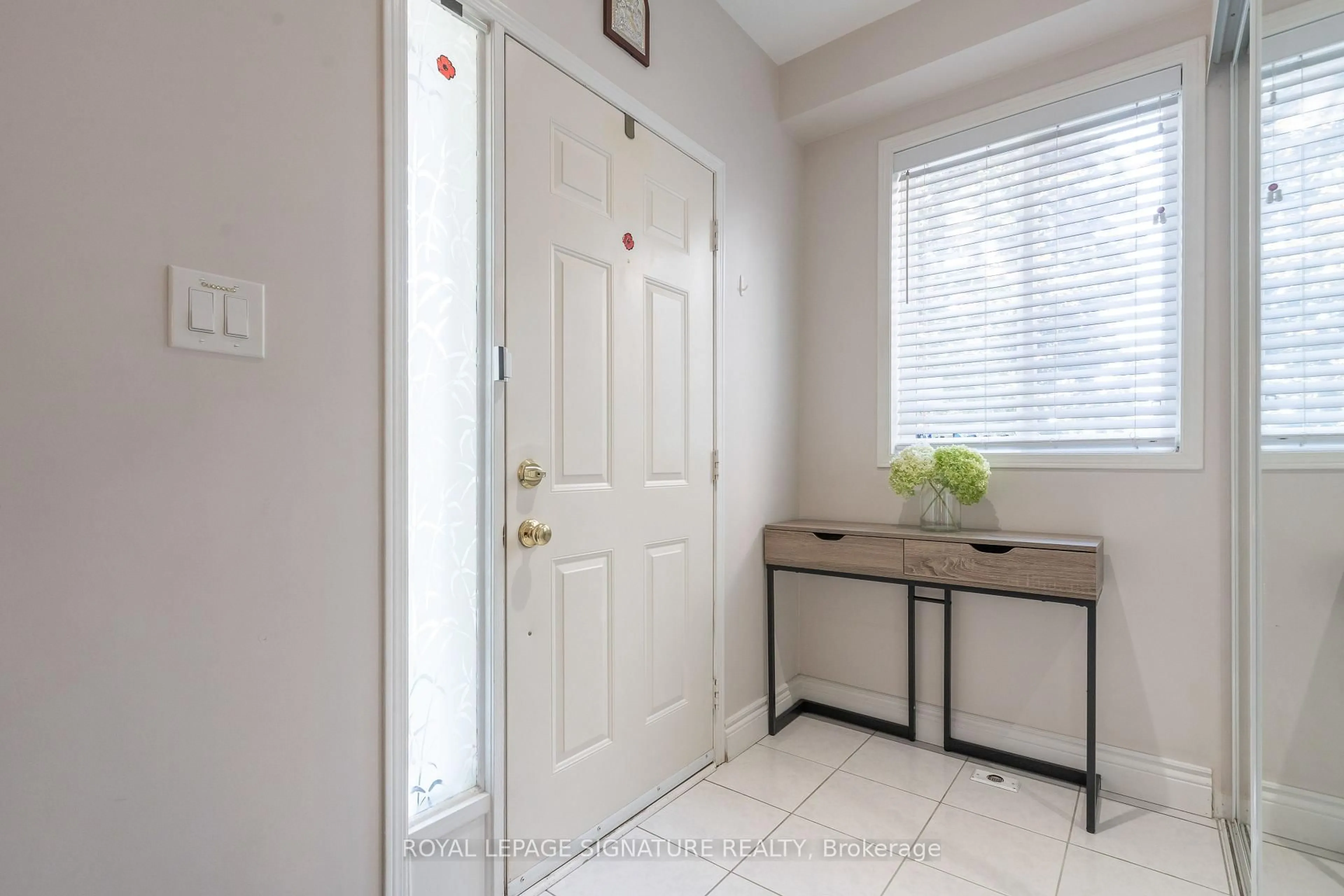 Indoor entryway for 1184 Parkwest Pl, Mississauga Ontario L5E 3K2