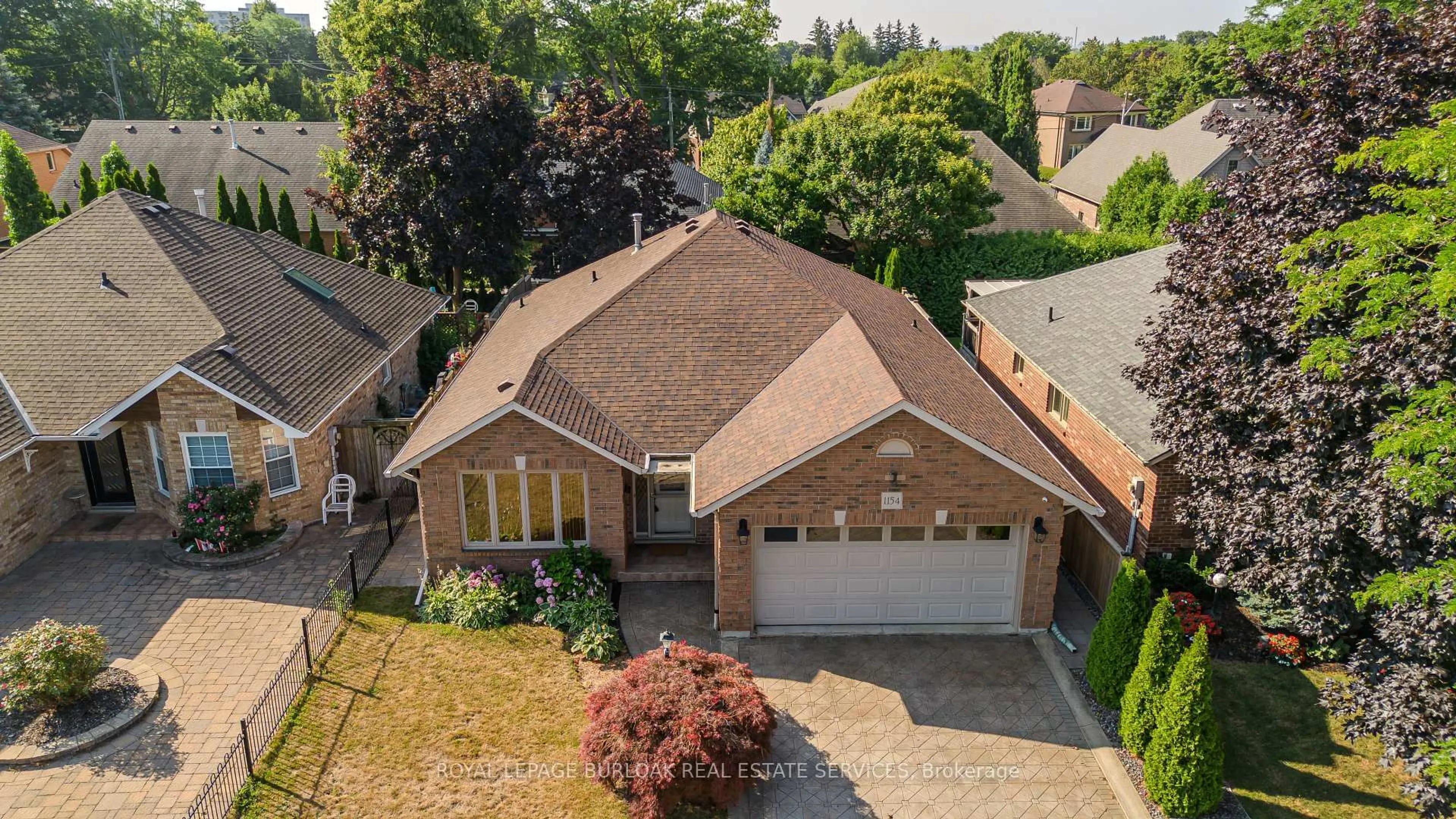 A pic from outside/outdoor area/front of a property/back of a property/a pic from drone, street for 1154 Augustus Dr, Burlington Ontario L7S 2K5