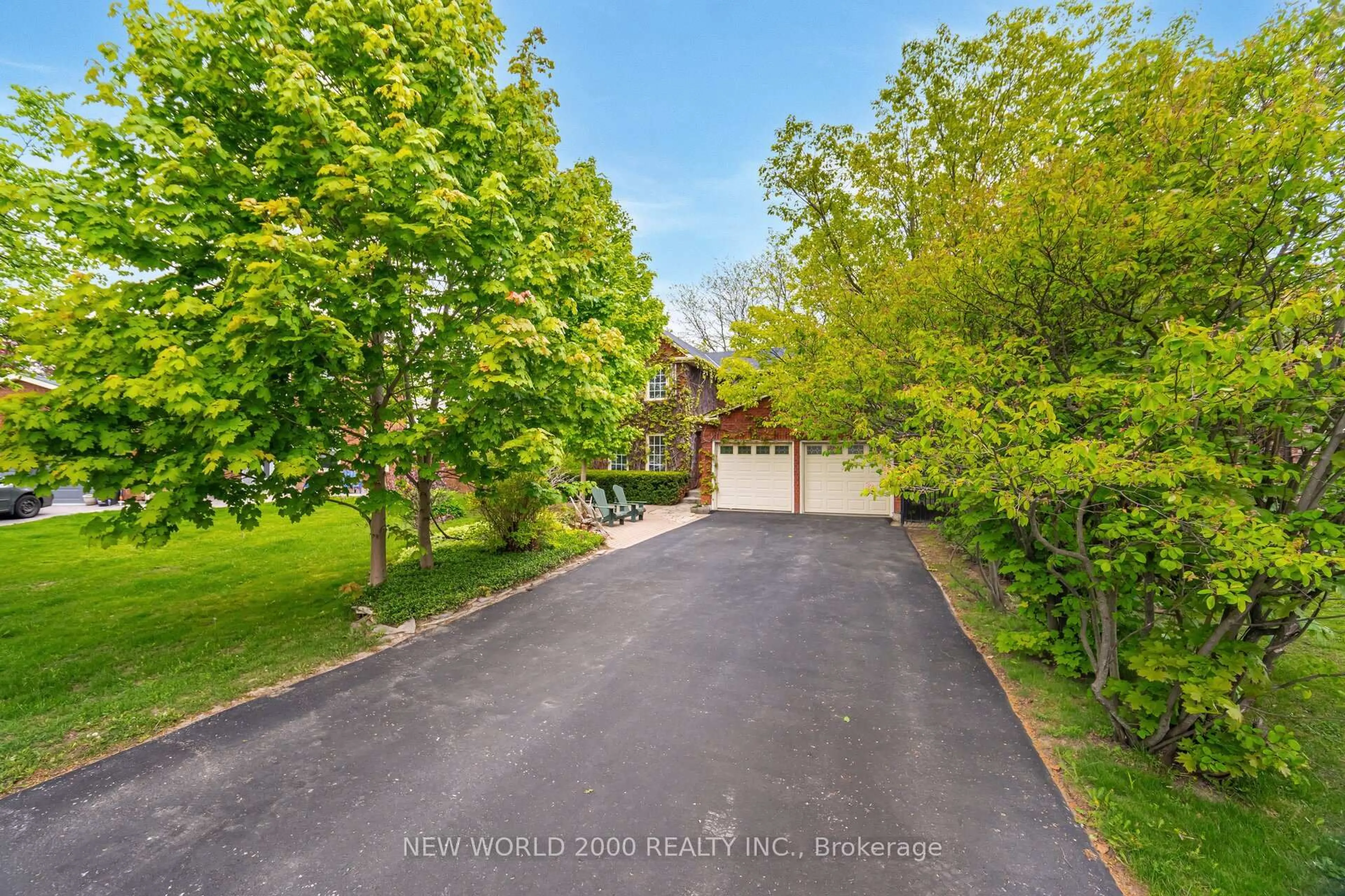 A pic from outside/outdoor area/front of a property/back of a property/a pic from drone, street for 254 Maidstone Crt, Caledon Ontario L7E 3V2