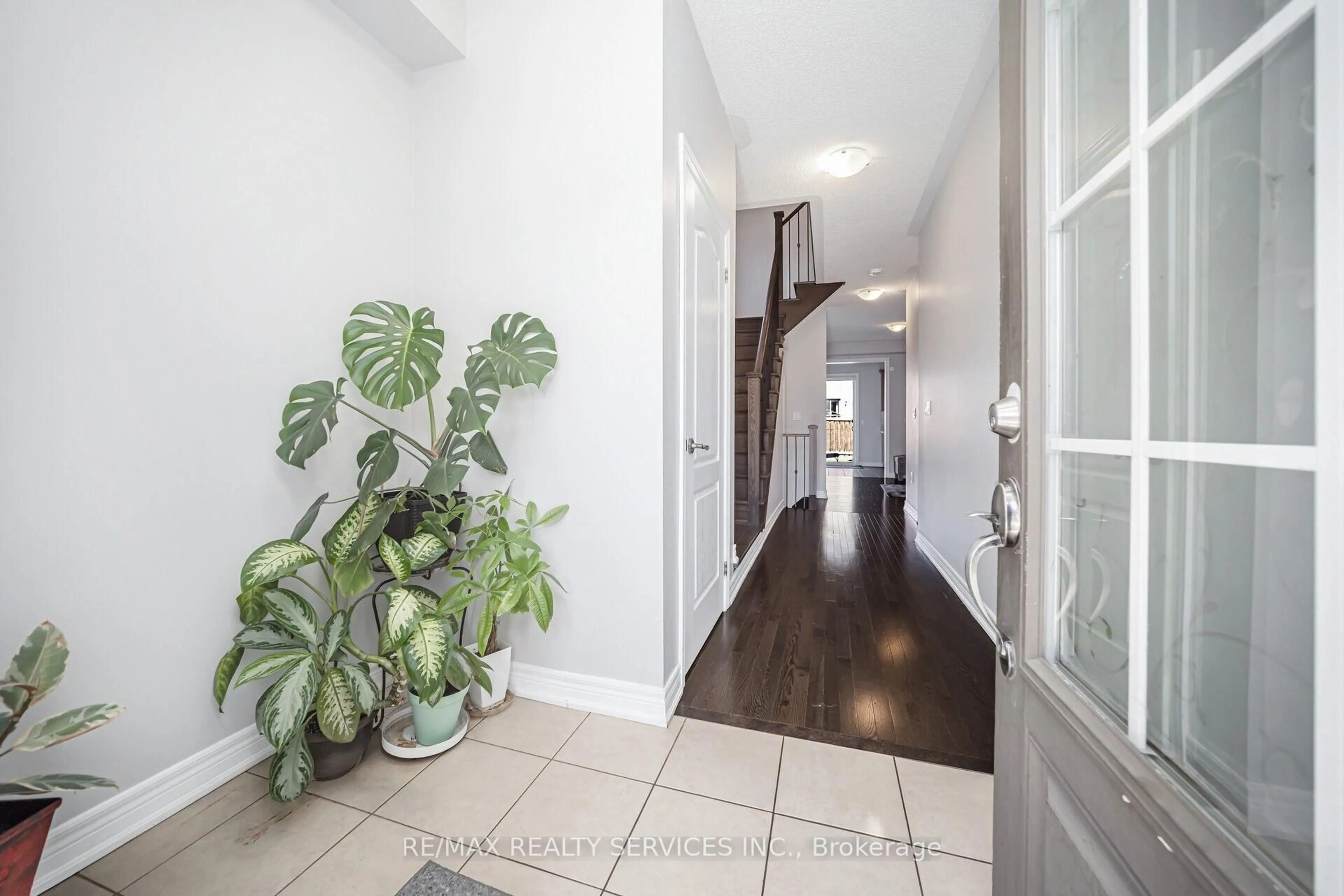 Indoor entryway for 15 Ebury Dr, Brampton Ontario L6X 5M4