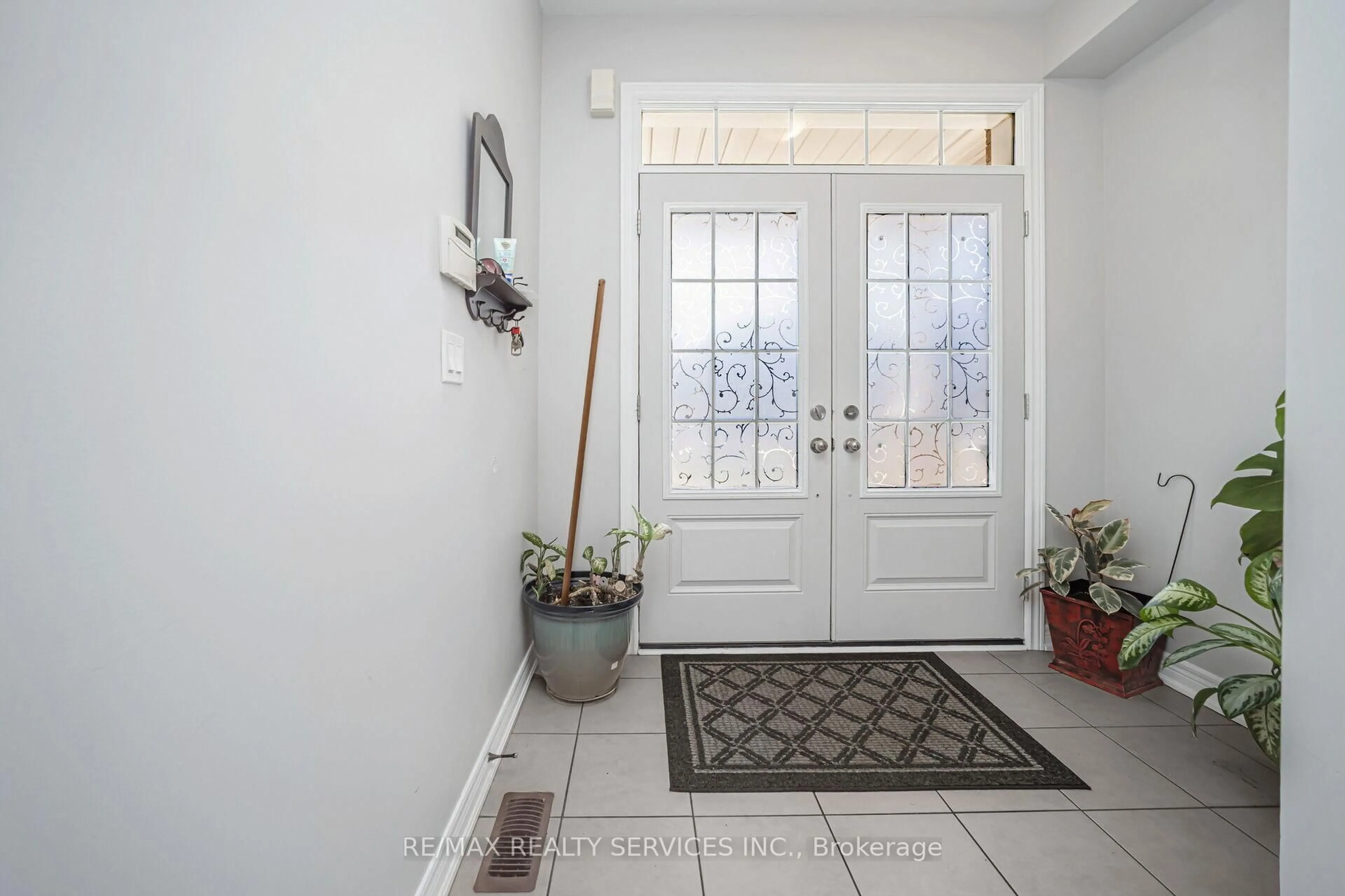 Indoor entryway for 15 Ebury Dr, Brampton Ontario L6X 5M4