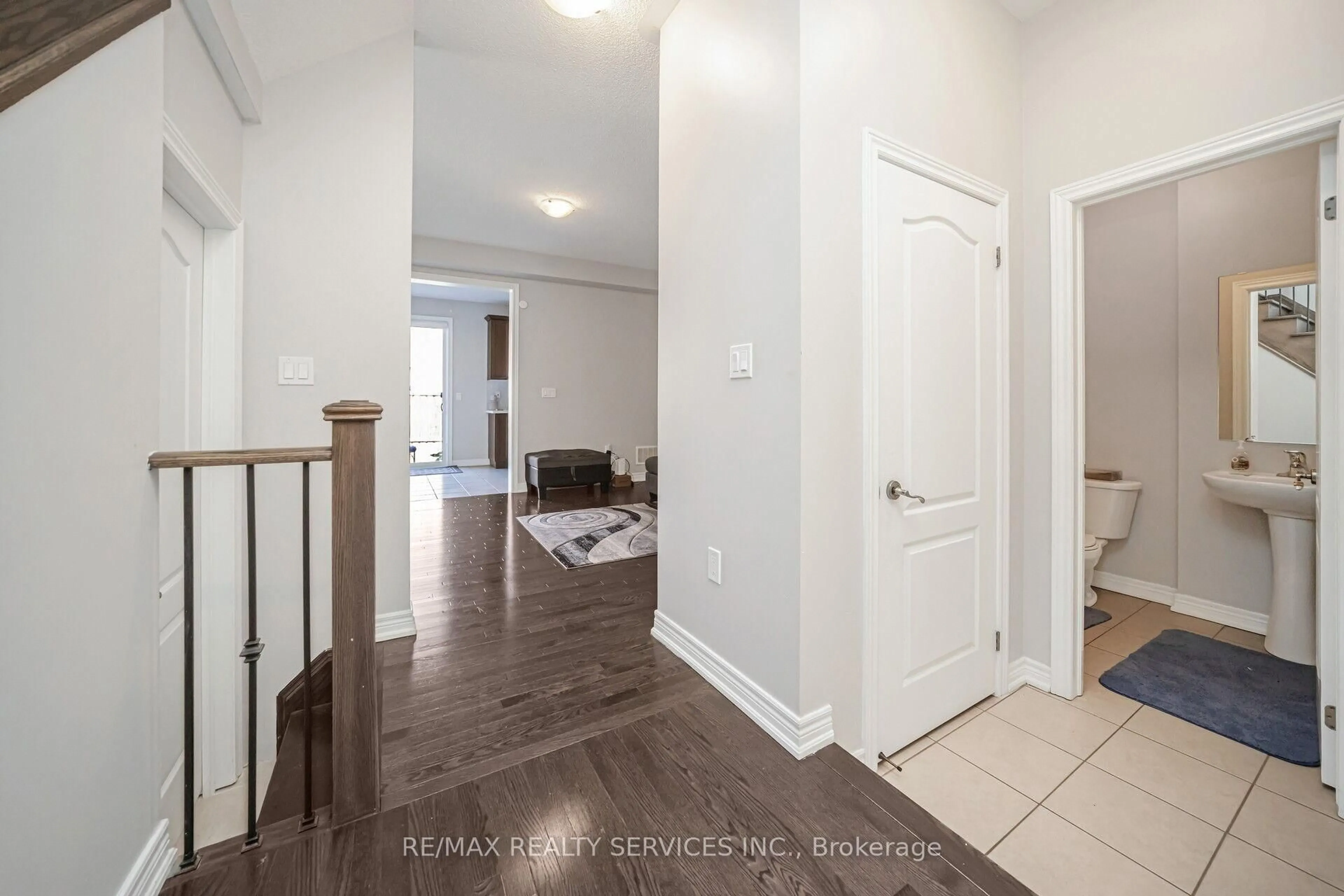 Indoor entryway for 15 Ebury Dr, Brampton Ontario L6X 5M4