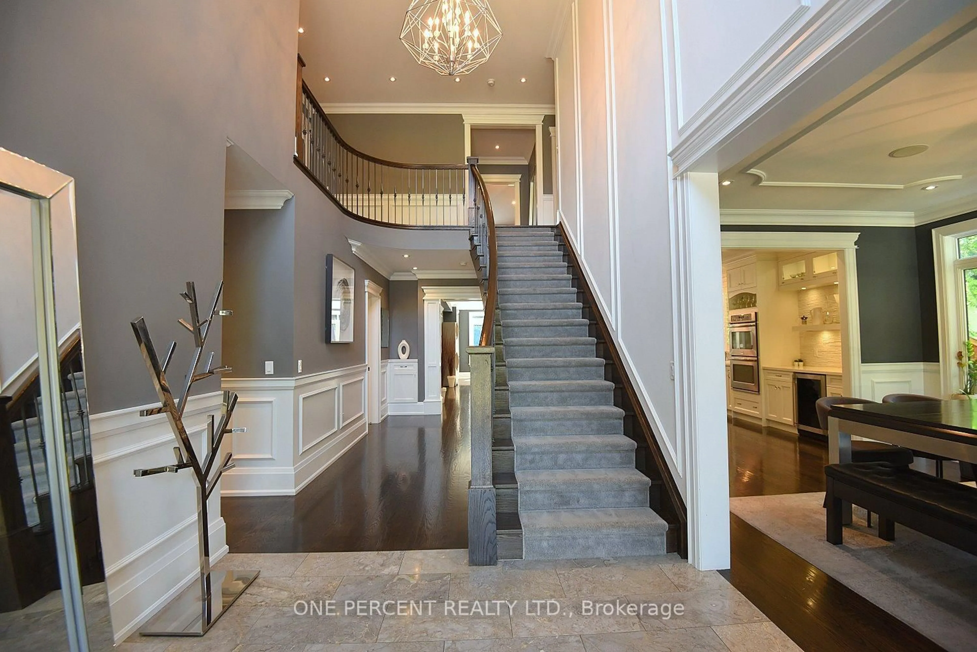 Indoor foyer for 4180 Lakeshore Rd, Burlington Ontario L7L 1A4