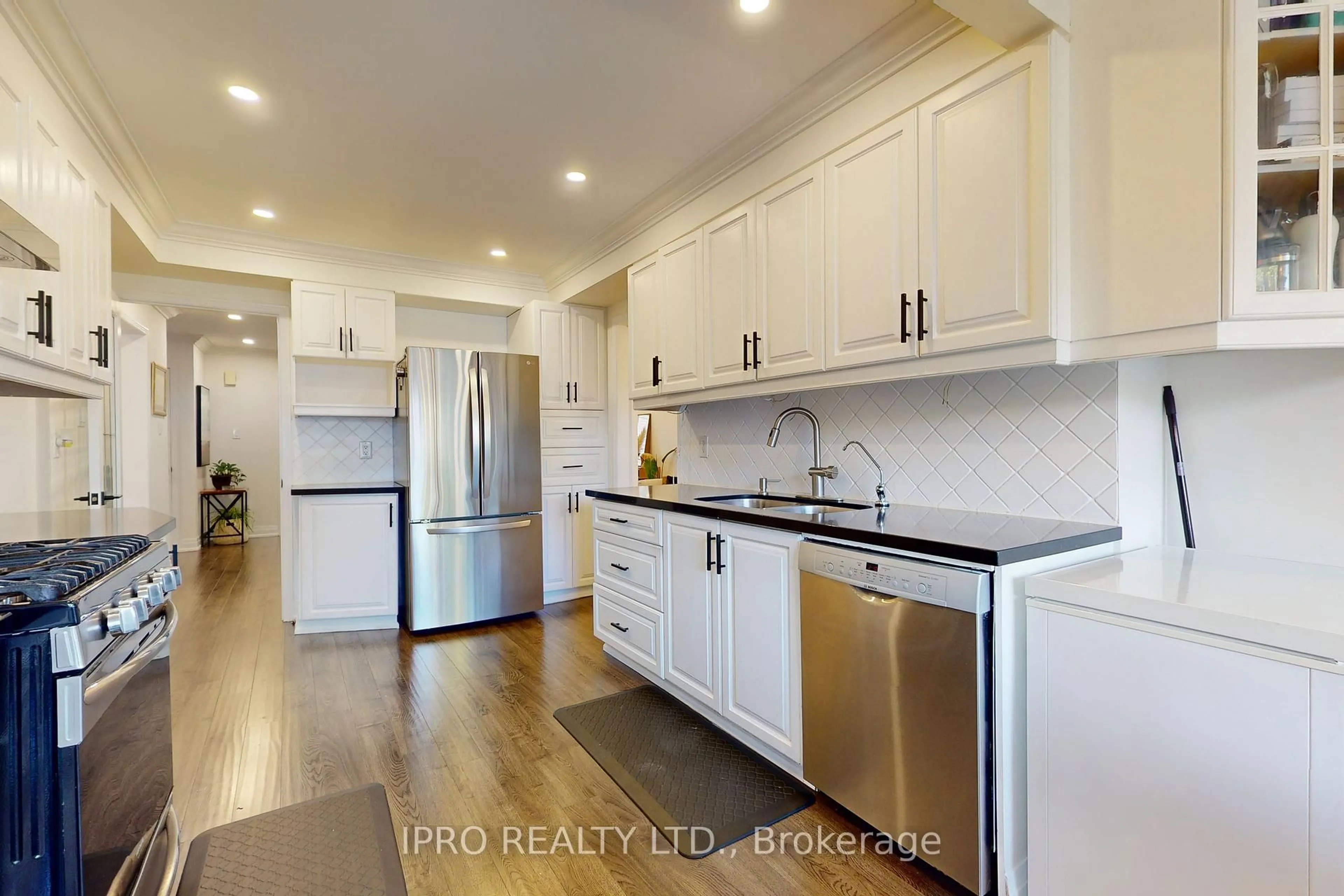 Open concept kitchen, unknown for 2330 Credit Valley Rd, Mississauga Ontario L5M 4C9