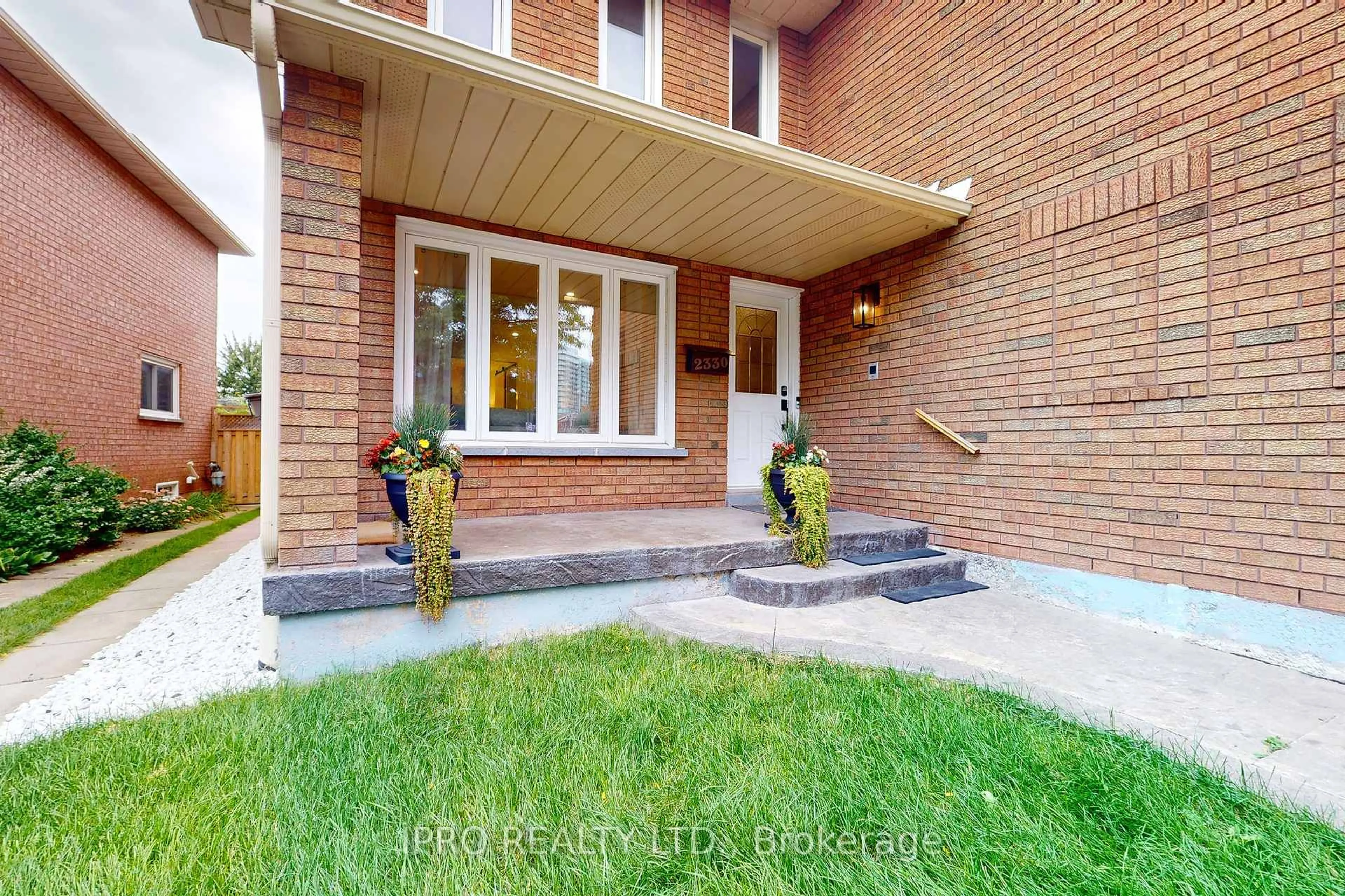 Home with brick exterior material, street for 2330 Credit Valley Rd, Mississauga Ontario L5M 4C9