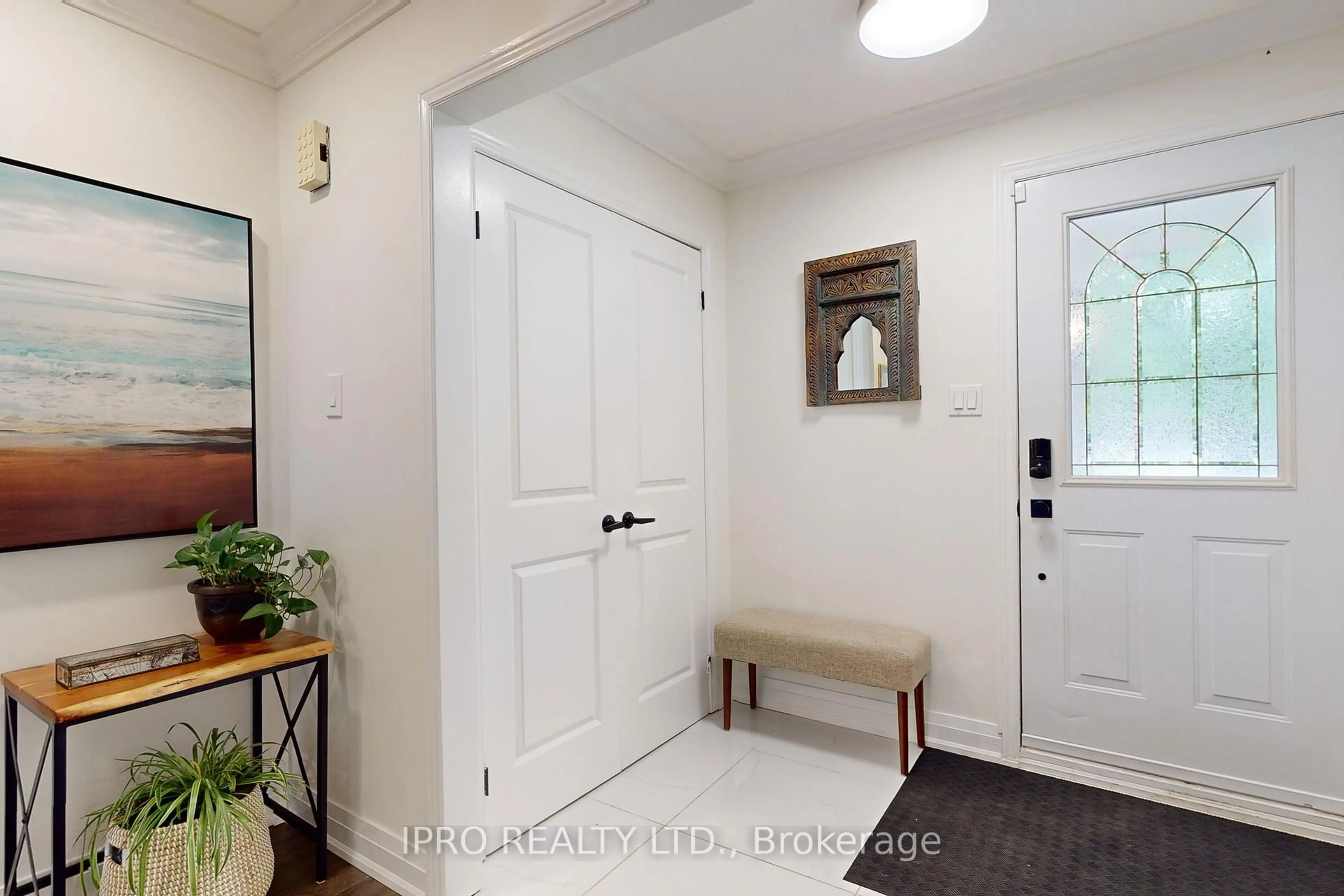 Indoor entryway for 2330 Credit Valley Rd, Mississauga Ontario L5M 4C9