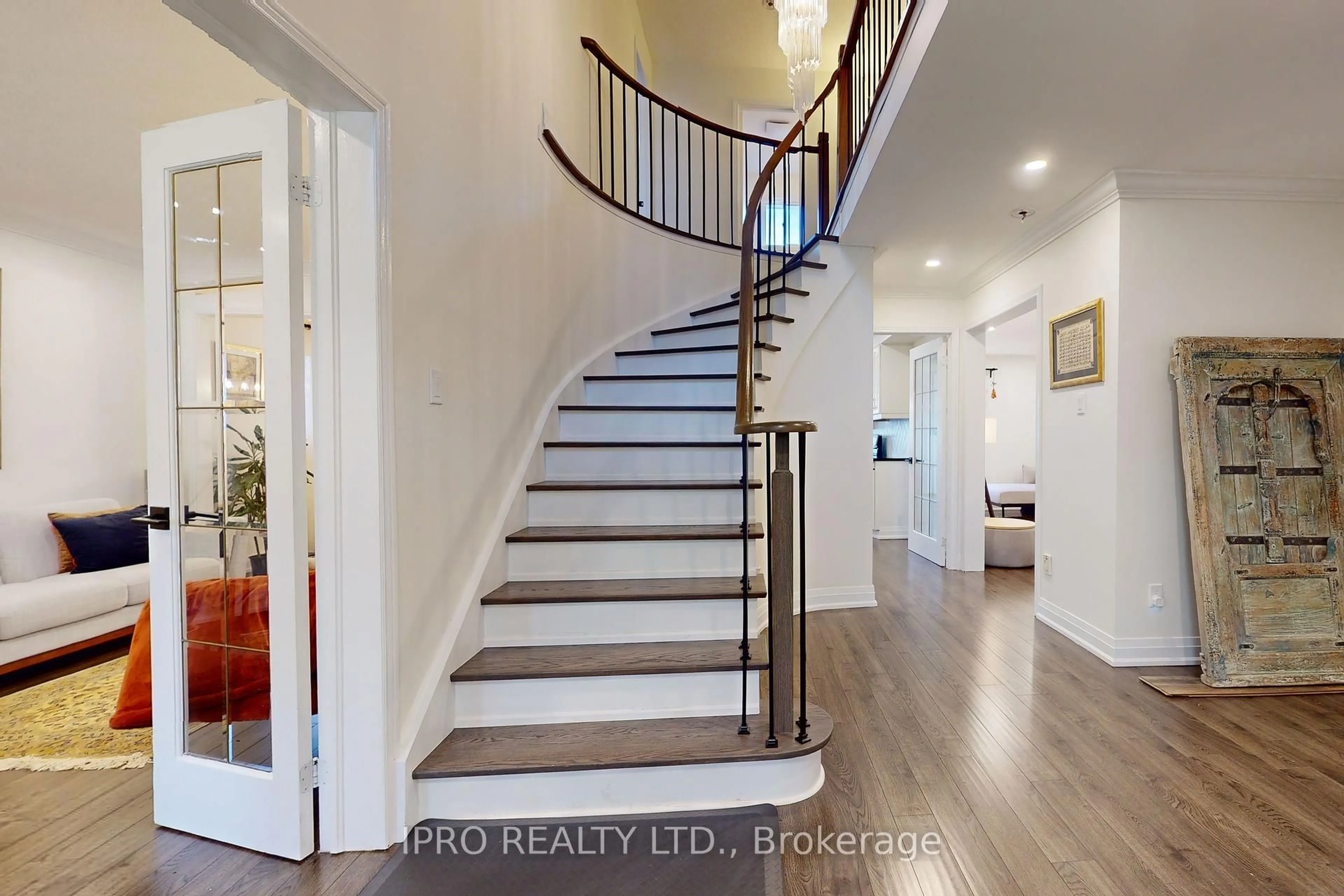 Indoor entryway for 2330 Credit Valley Rd, Mississauga Ontario L5M 4C9