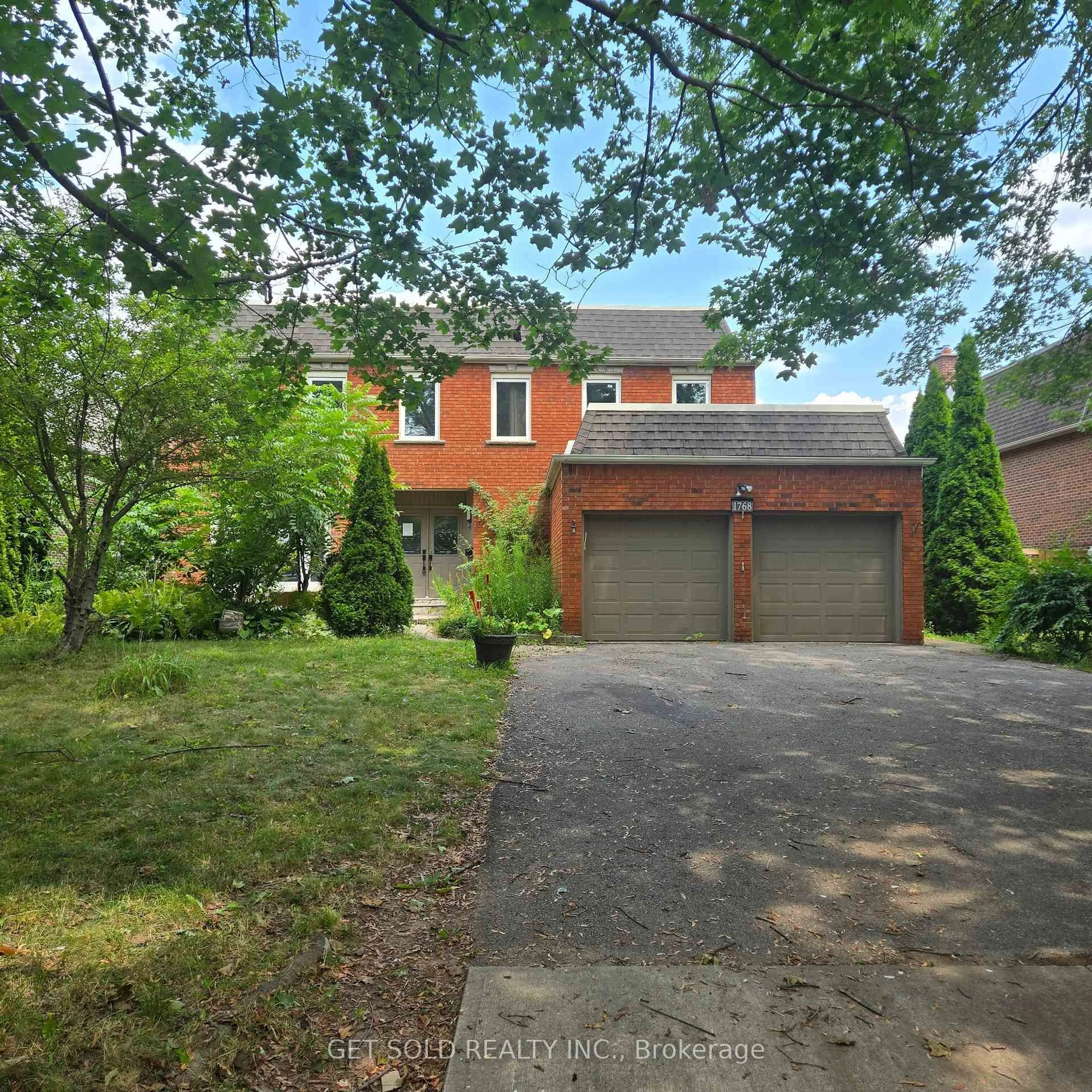 A pic from outside/outdoor area/front of a property/back of a property/a pic from drone, street for 1768 Sherwood Forrest Circ, Mississauga Ontario L5K 2H6