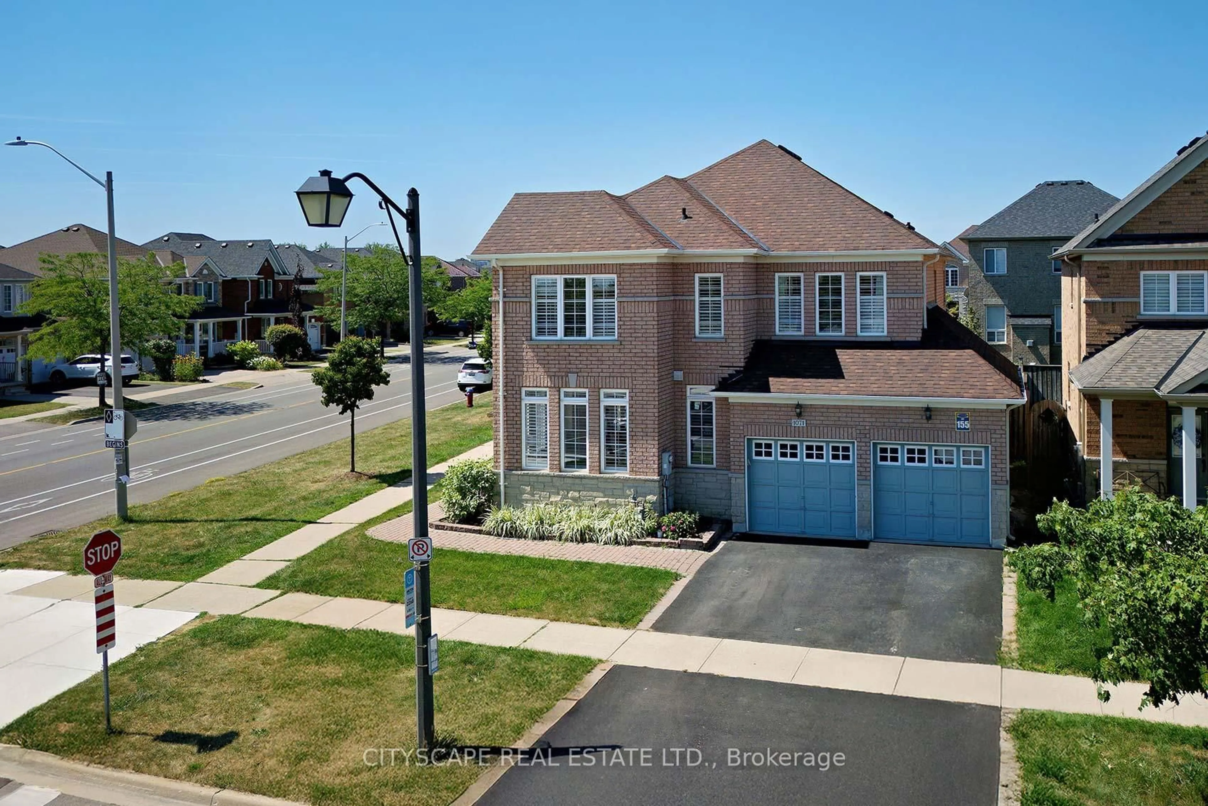 A pic from outside/outdoor area/front of a property/back of a property/a pic from drone, street for 1071 Tupper Dr, Milton Ontario L9T 0A8