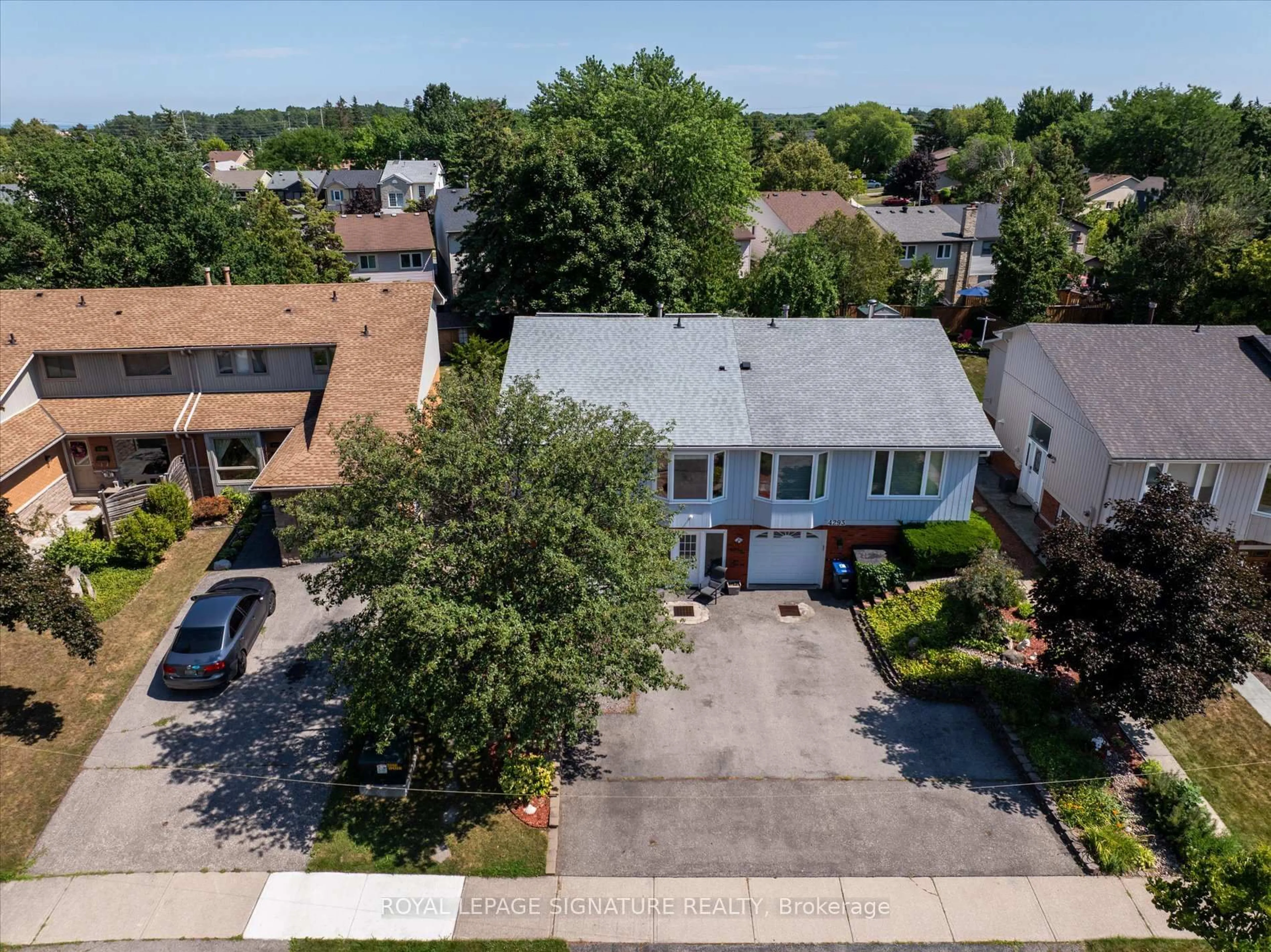 A pic from outside/outdoor area/front of a property/back of a property/a pic from drone, street for 4291 Pheasant Ru, Mississauga Ontario L5L 2B8