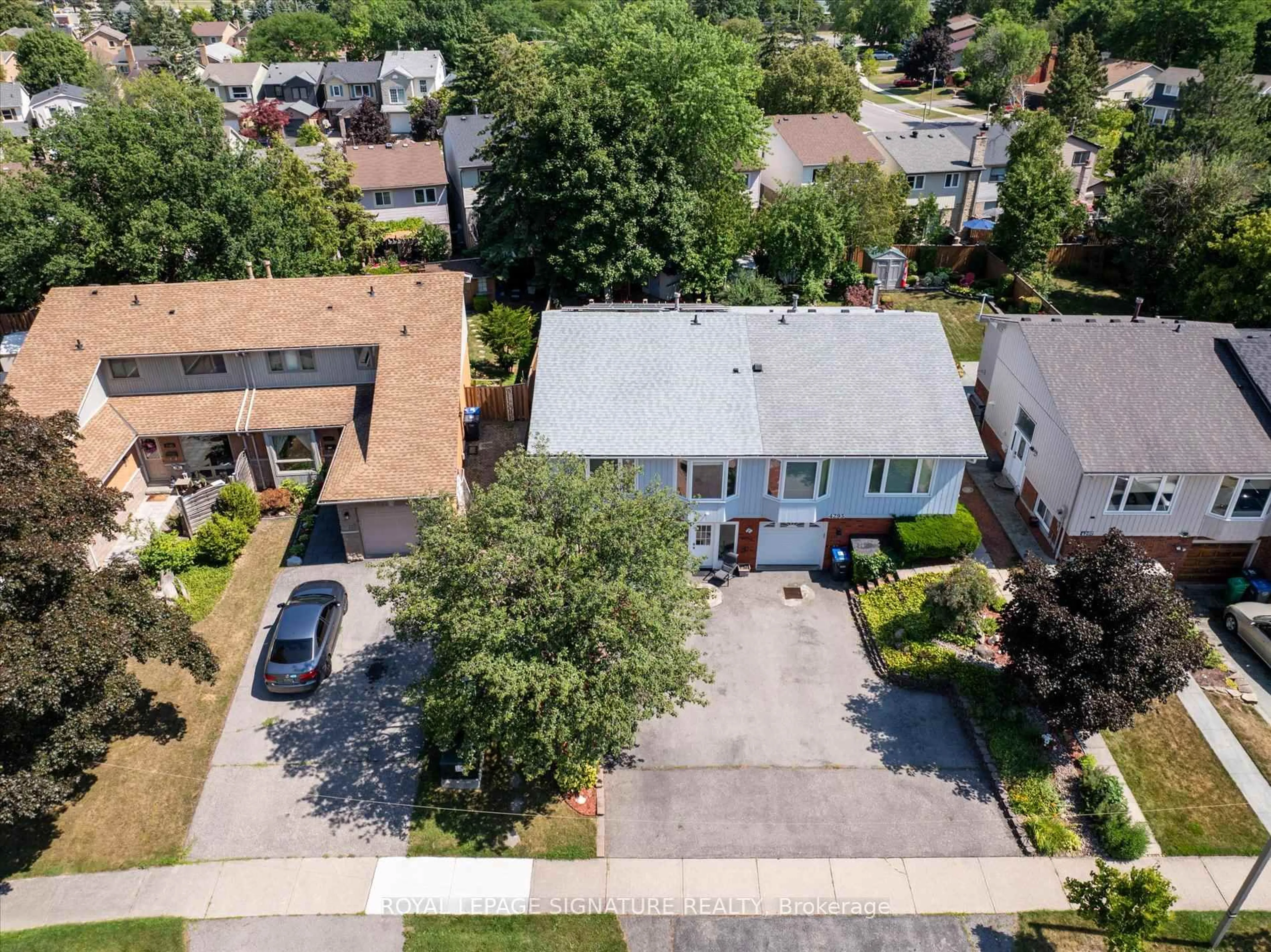 A pic from outside/outdoor area/front of a property/back of a property/a pic from drone, street for 4291 Pheasant Ru, Mississauga Ontario L5L 2B8