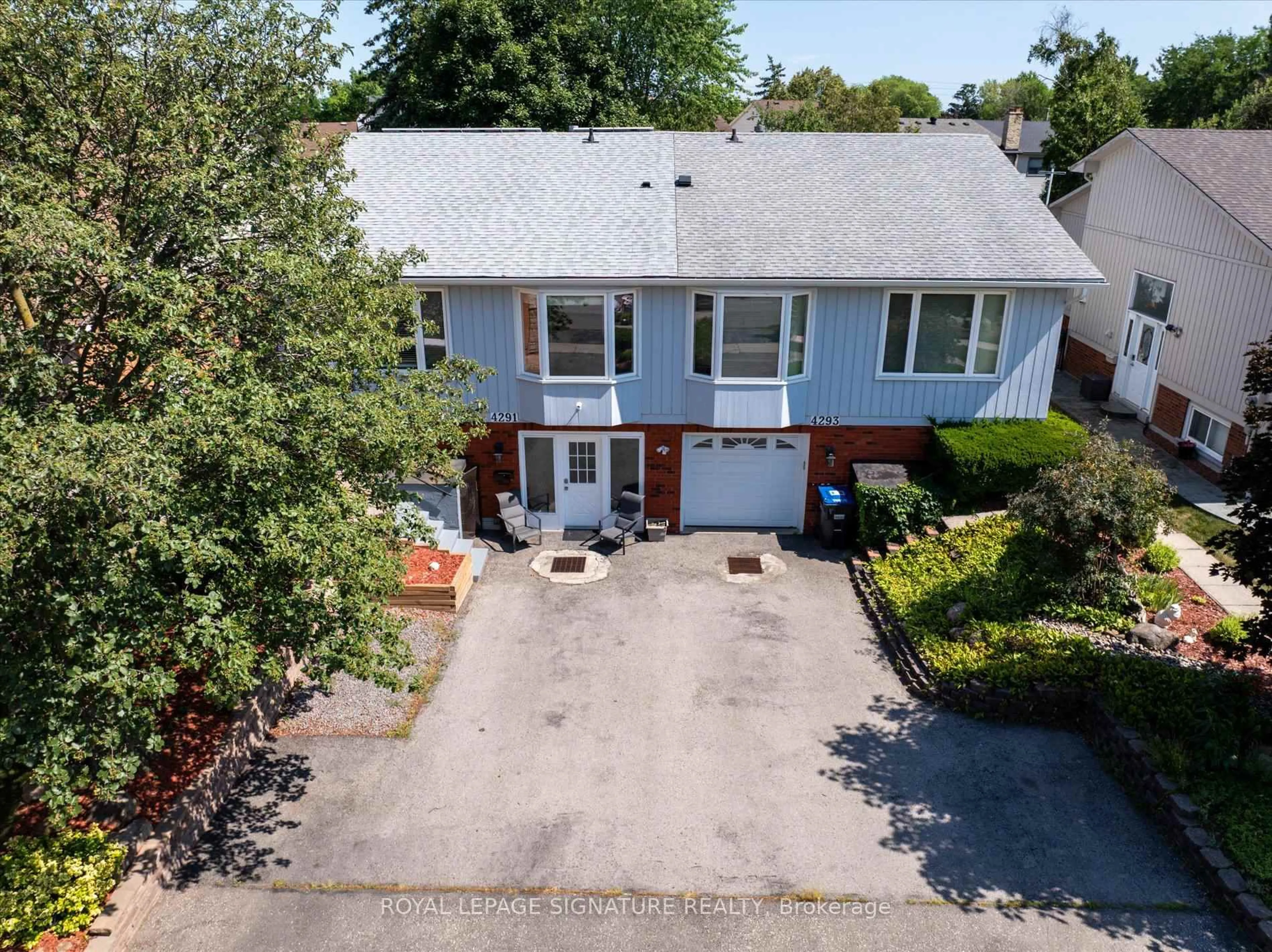 A pic from outside/outdoor area/front of a property/back of a property/a pic from drone, street for 4291 Pheasant Ru, Mississauga Ontario L5L 2B8