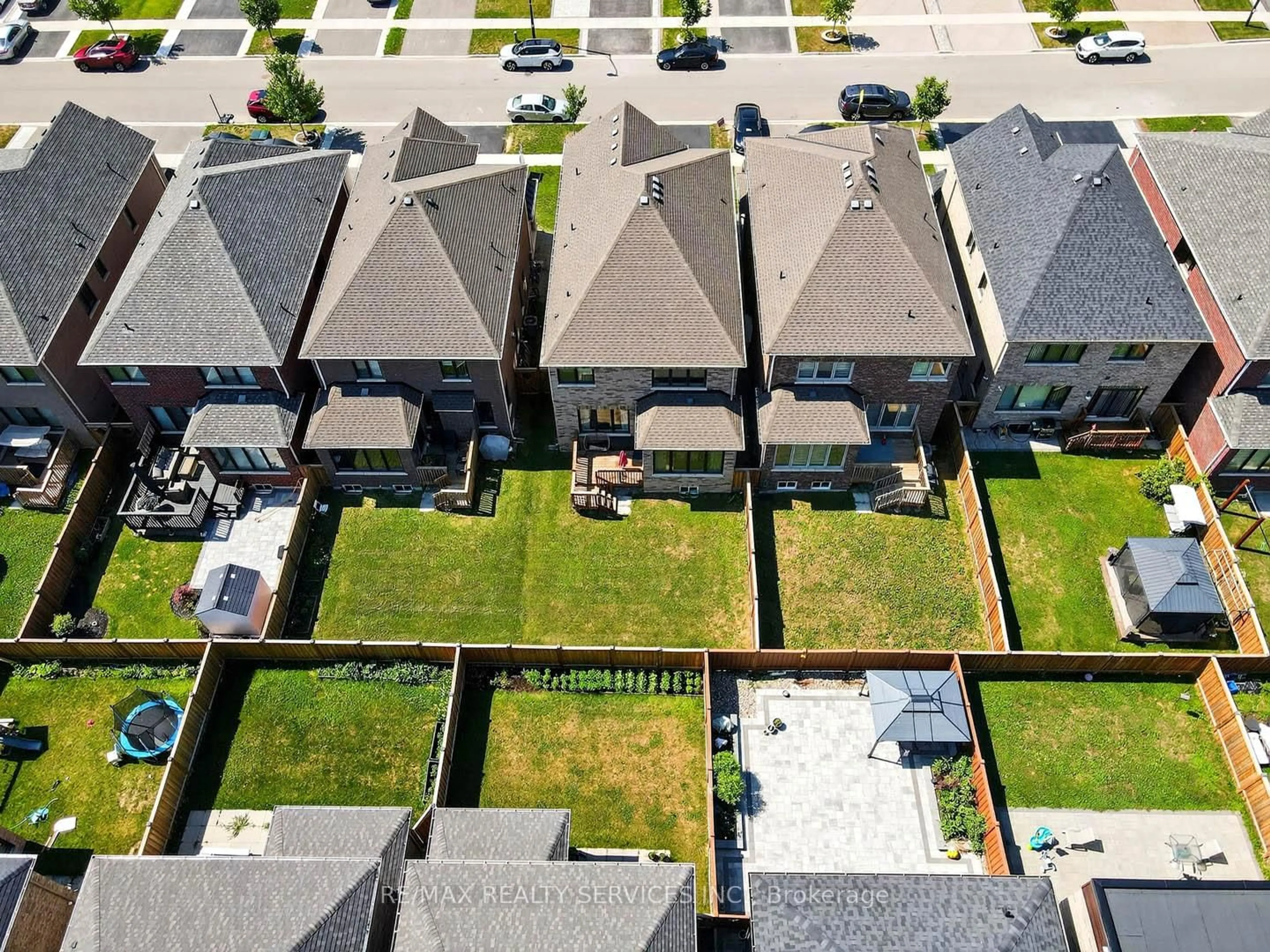 A pic from outside/outdoor area/front of a property/back of a property/a pic from drone, street for 14 Workgreen Park Way, Brampton Ontario L6Y 6J5