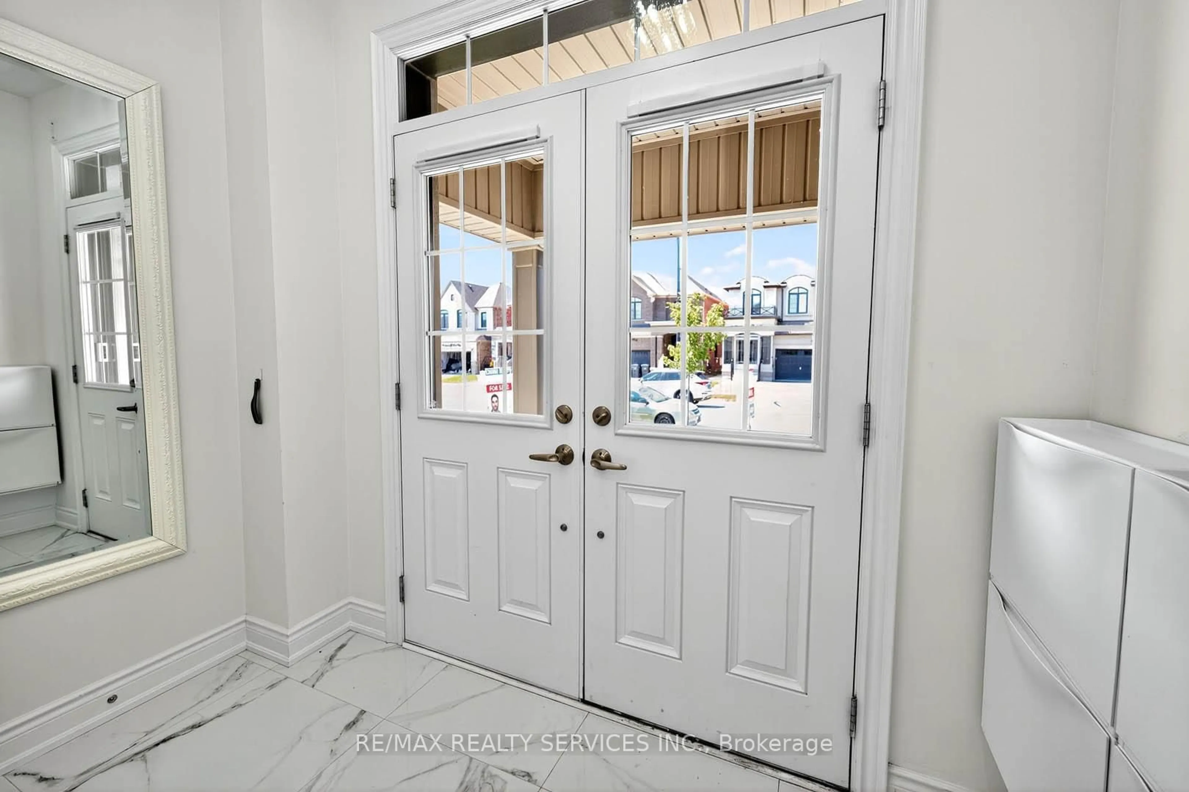 Indoor entryway for 14 Workgreen Park Way, Brampton Ontario L6Y 6J5