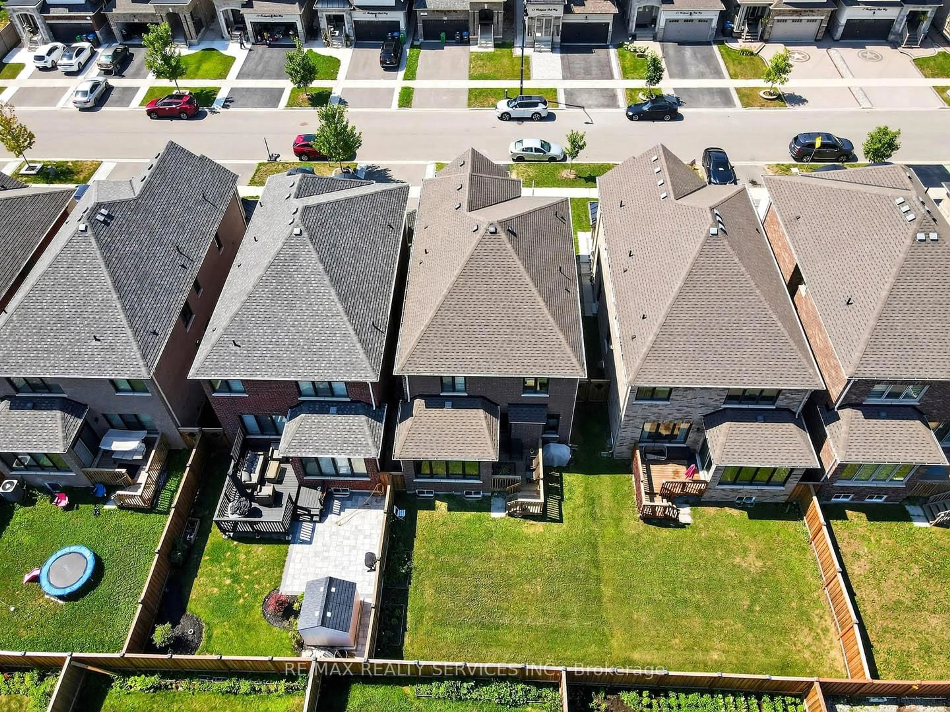 A pic from outside/outdoor area/front of a property/back of a property/a pic from drone, street for 16 Workgreen Park Way, Brampton Ontario L6Y 6J5
