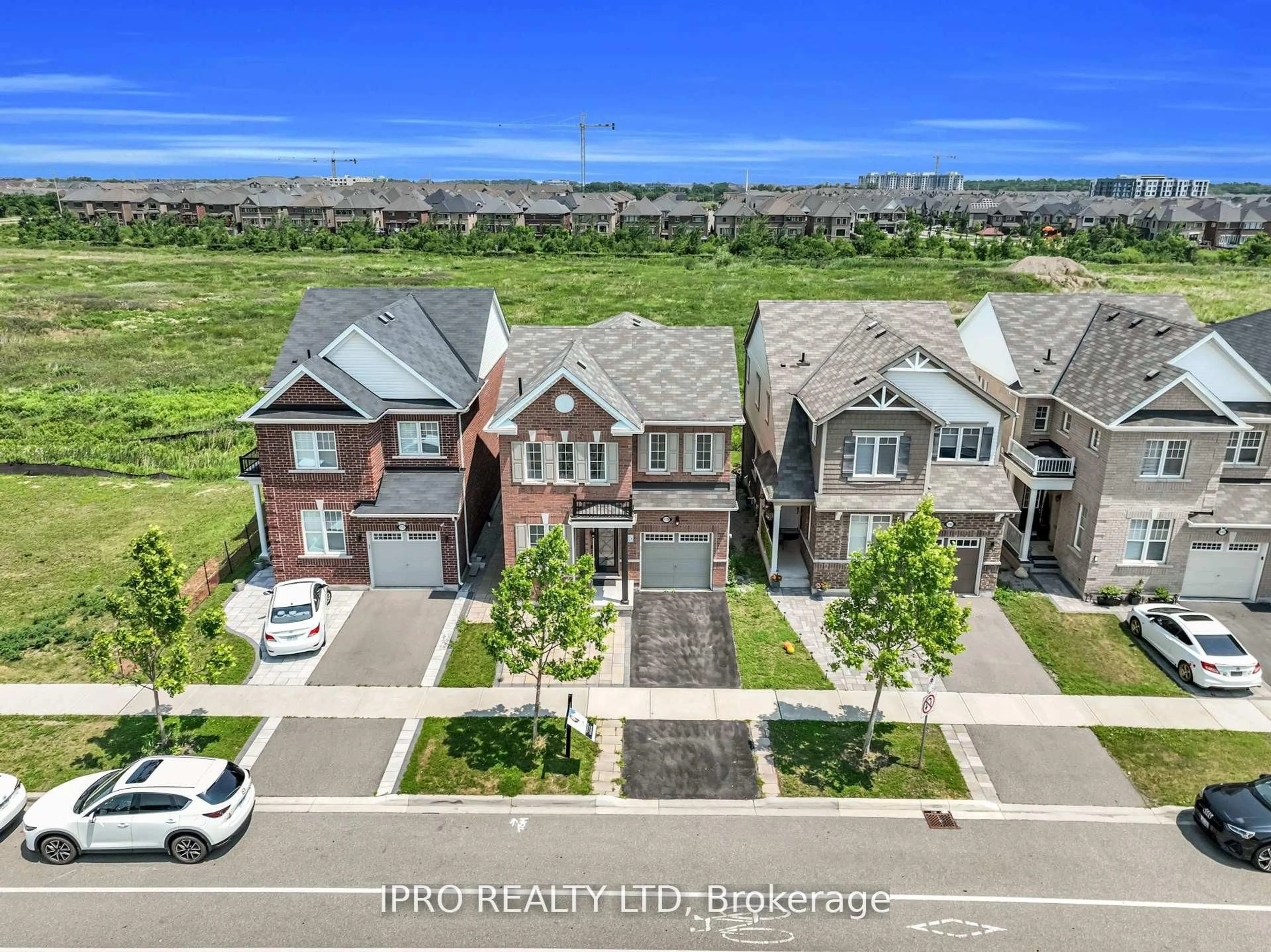 A pic from outside/outdoor area/front of a property/back of a property/a pic from drone, street for 1139 Farmstead Dr, Milton Ontario L9E 1K8