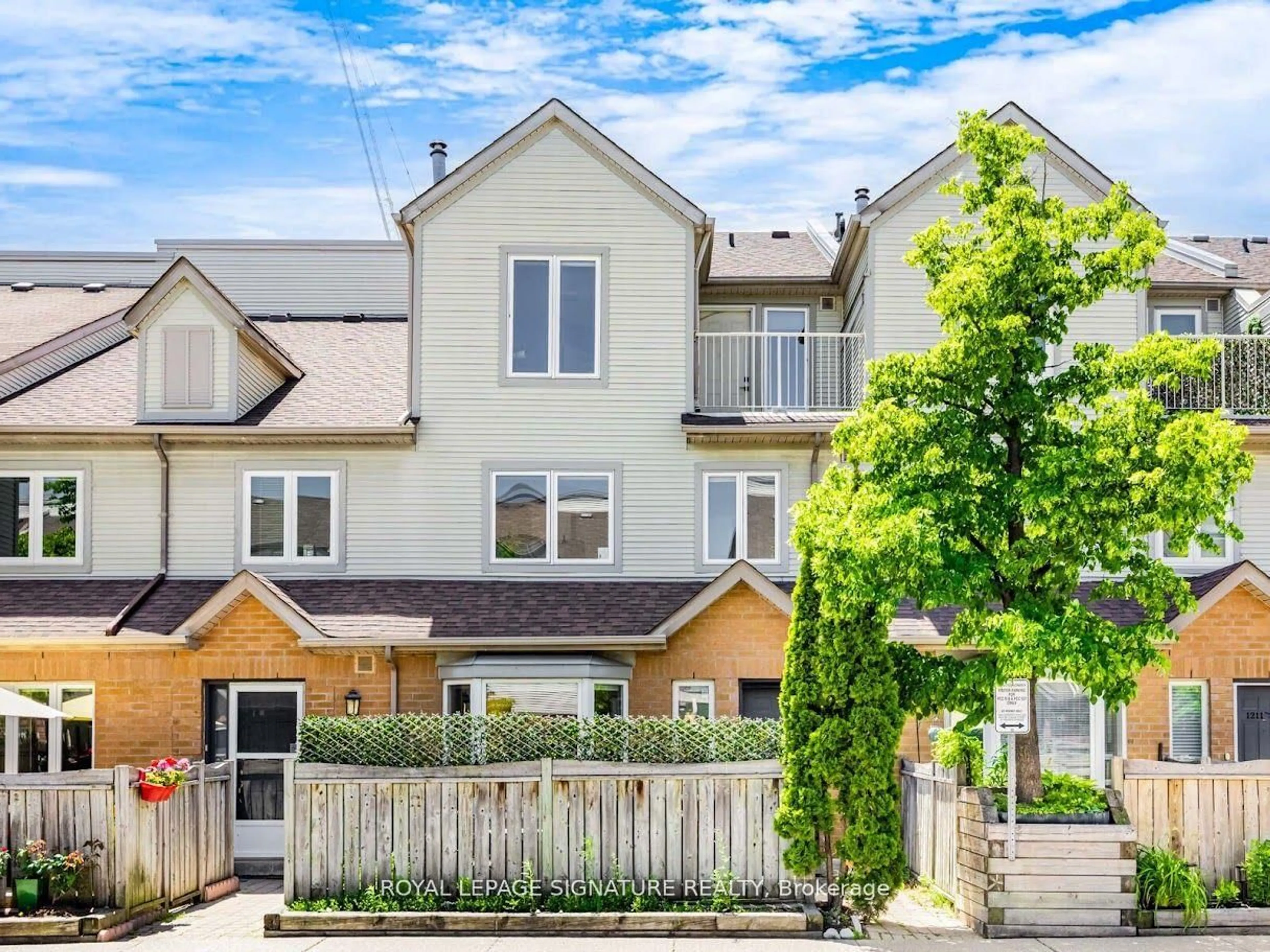 A pic from outside/outdoor area/front of a property/back of a property/a pic from drone, street for 1211 Parkwest Pl #13, Mississauga Ontario L5E 3J3