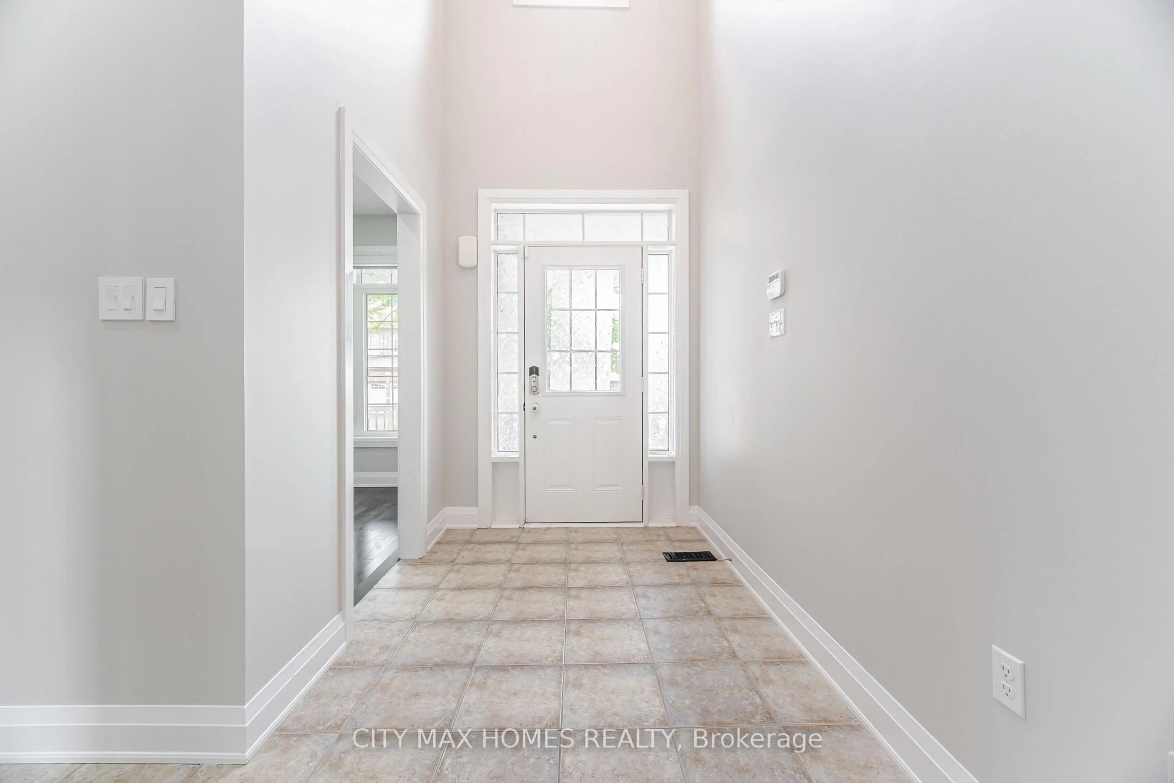Indoor entryway for 8 Amberglow Crt, Brampton Ontario L6Y 2E3