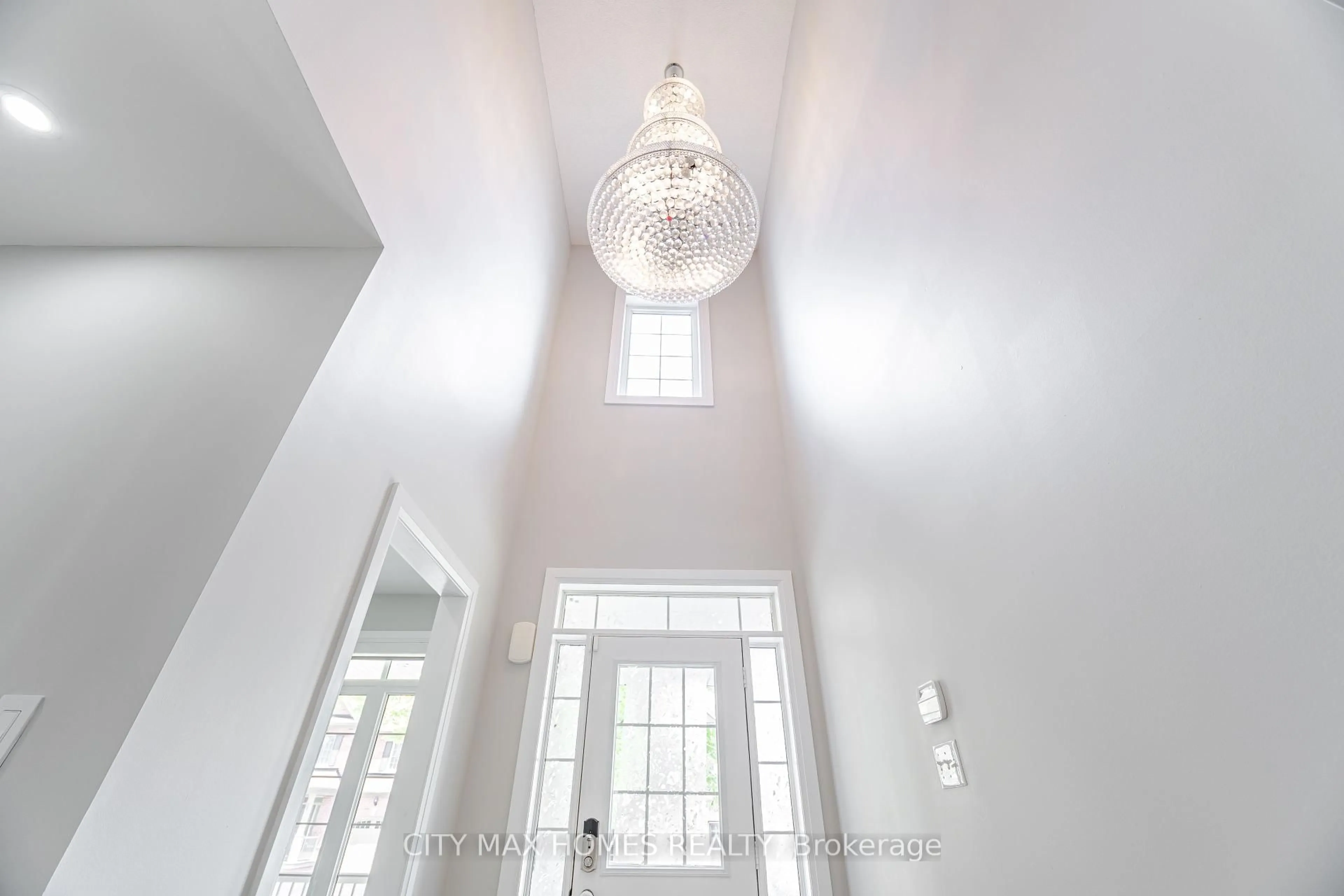 Indoor foyer for 8 Amberglow Crt, Brampton Ontario L6Y 2E3