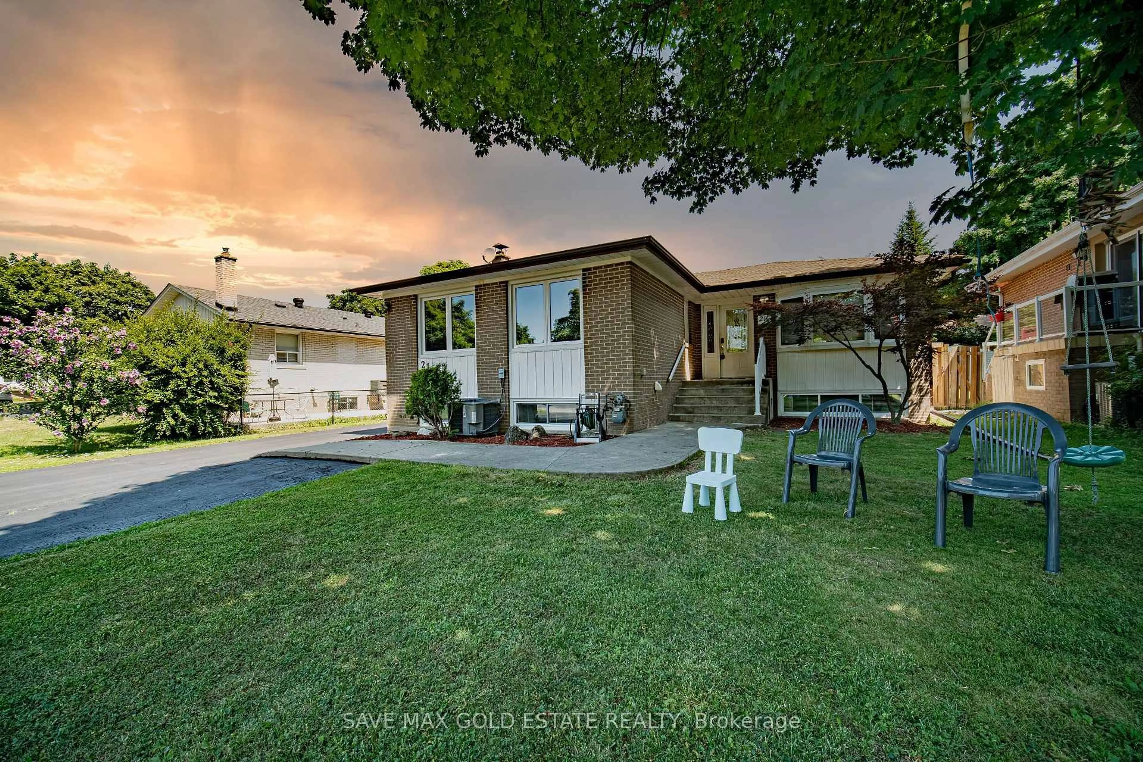 A pic from outside/outdoor area/front of a property/back of a property/a pic from drone, street for 21 Stanley Crt, Brampton Ontario L6Y 2B1