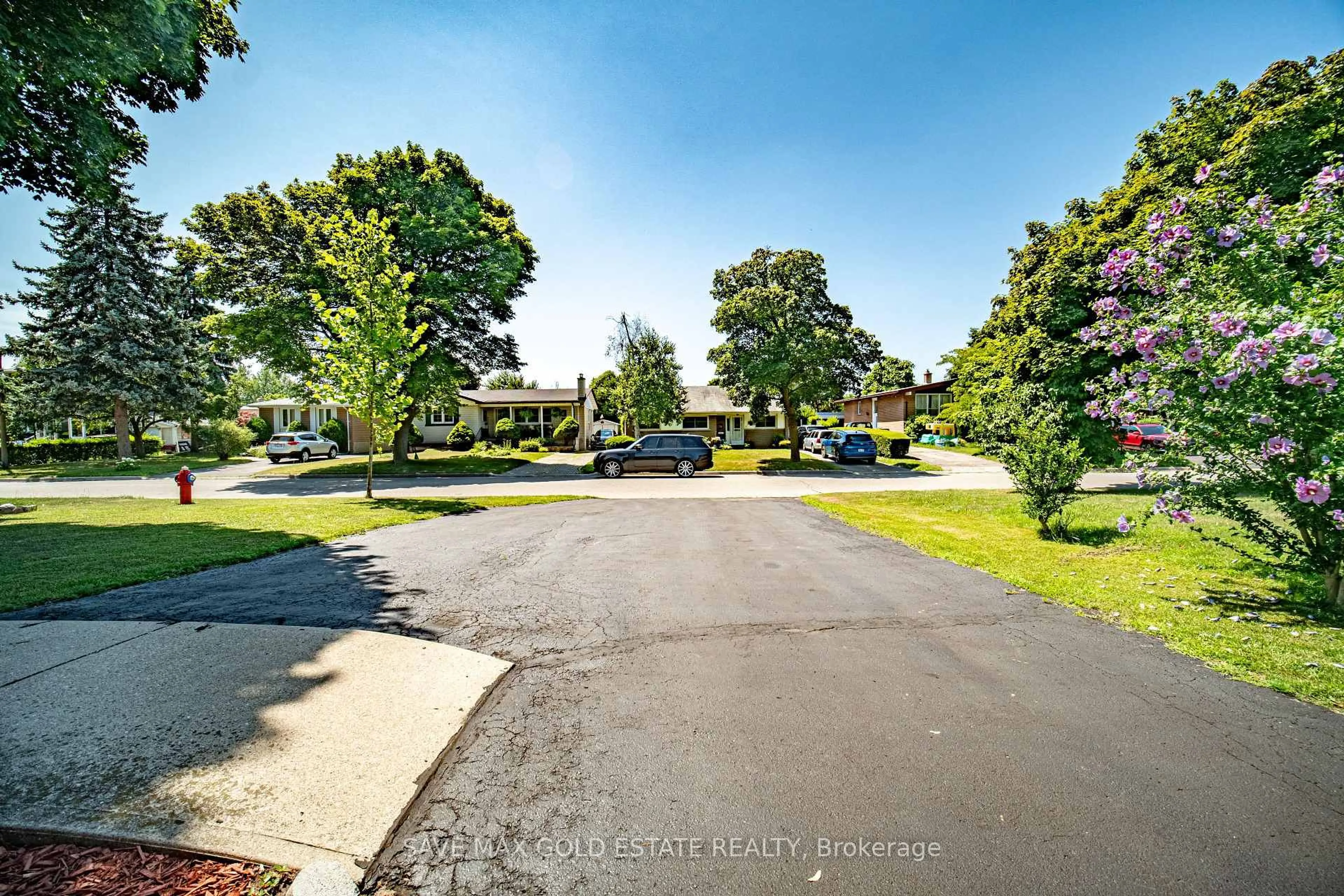 A pic from outside/outdoor area/front of a property/back of a property/a pic from drone, street for 21 Stanley Crt, Brampton Ontario L6Y 2B1