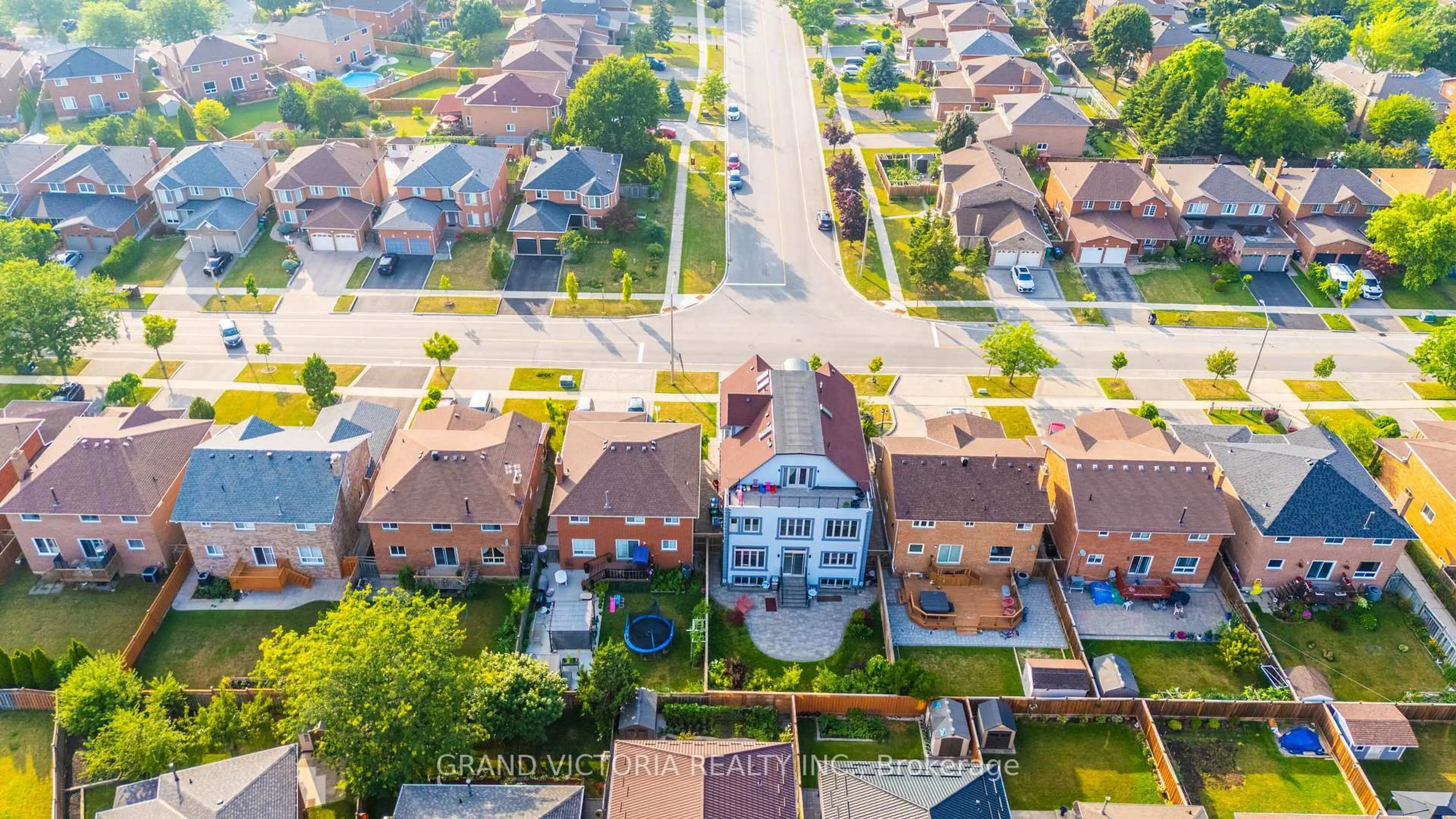 A pic from outside/outdoor area/front of a property/back of a property/a pic from drone, street for 898 White Clover Way, Mississauga Ontario L5V 1C7