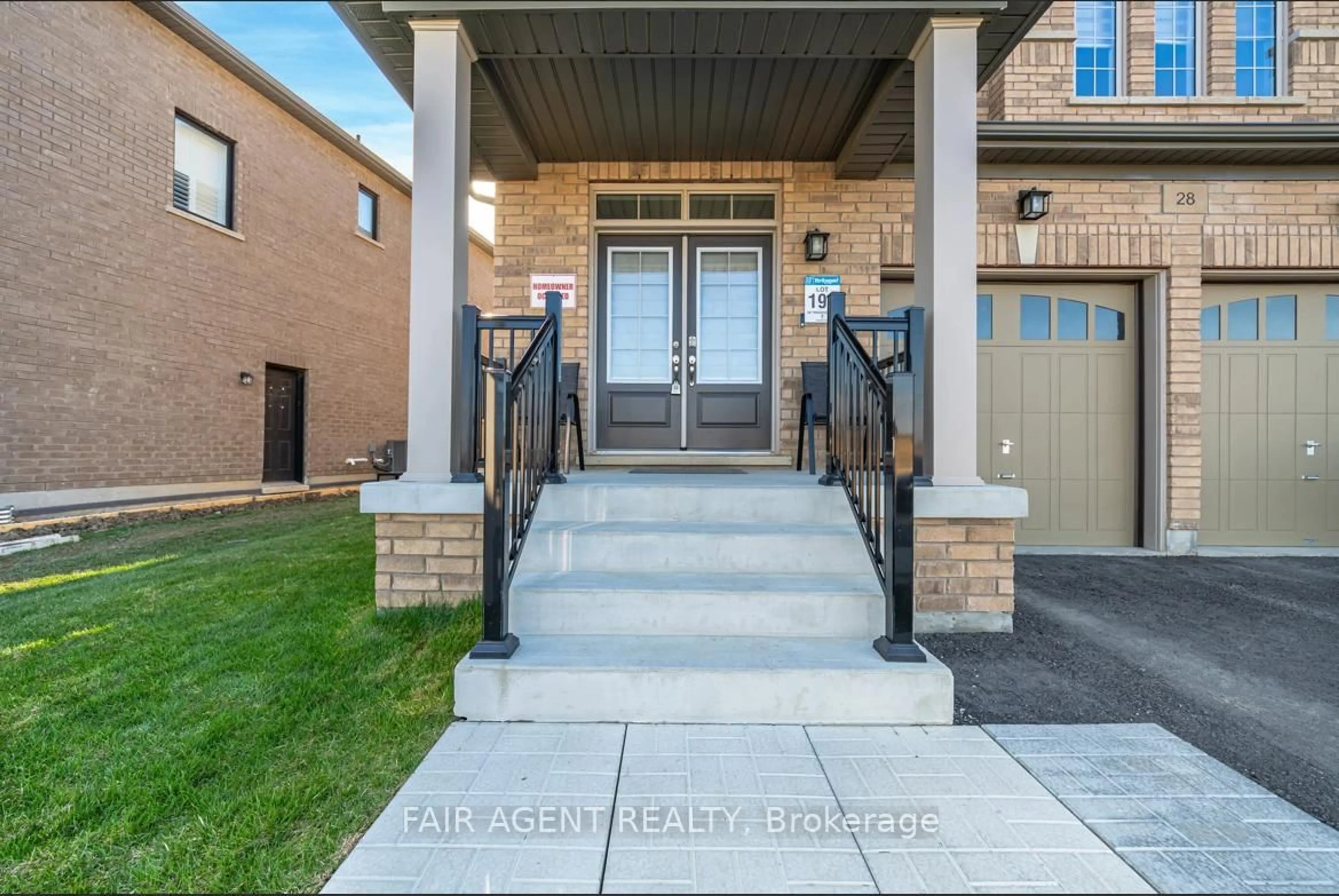 Indoor entryway for 28 Tweedhill Ave, Caledon Ontario L7C 4K4