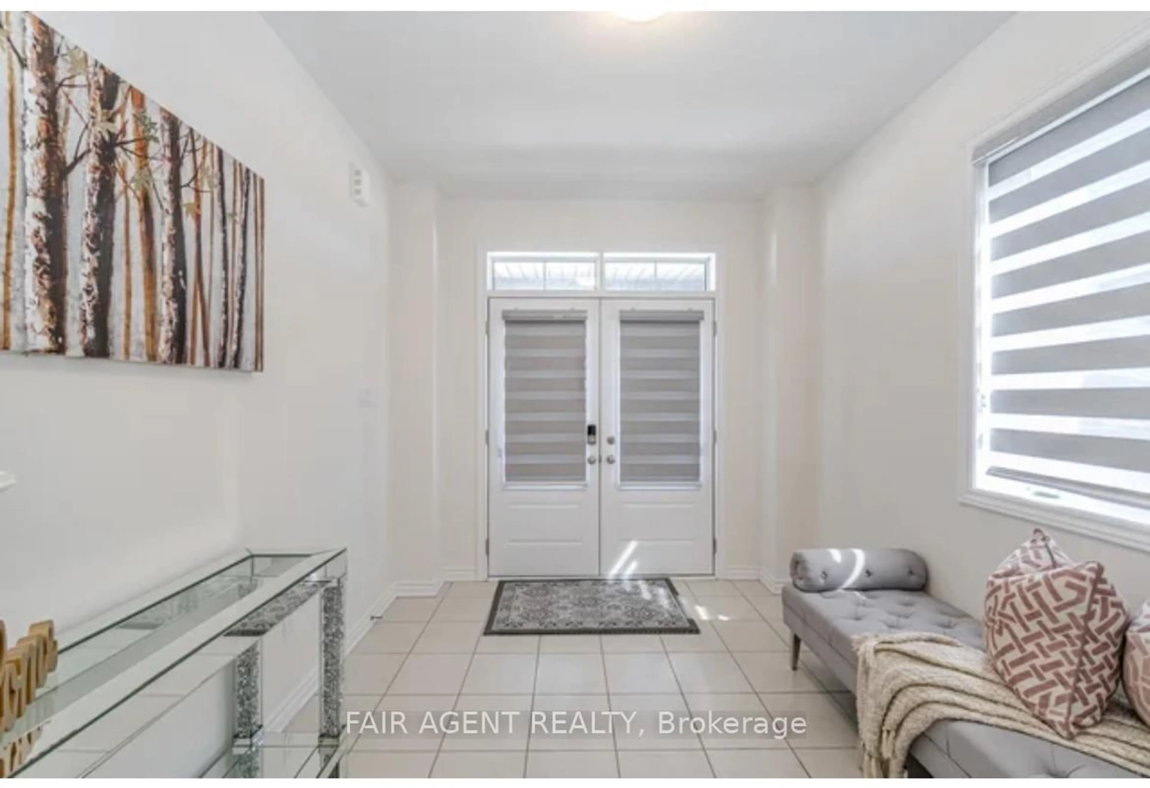 Indoor entryway for 28 Tweedhill Ave, Caledon Ontario L7C 4K4