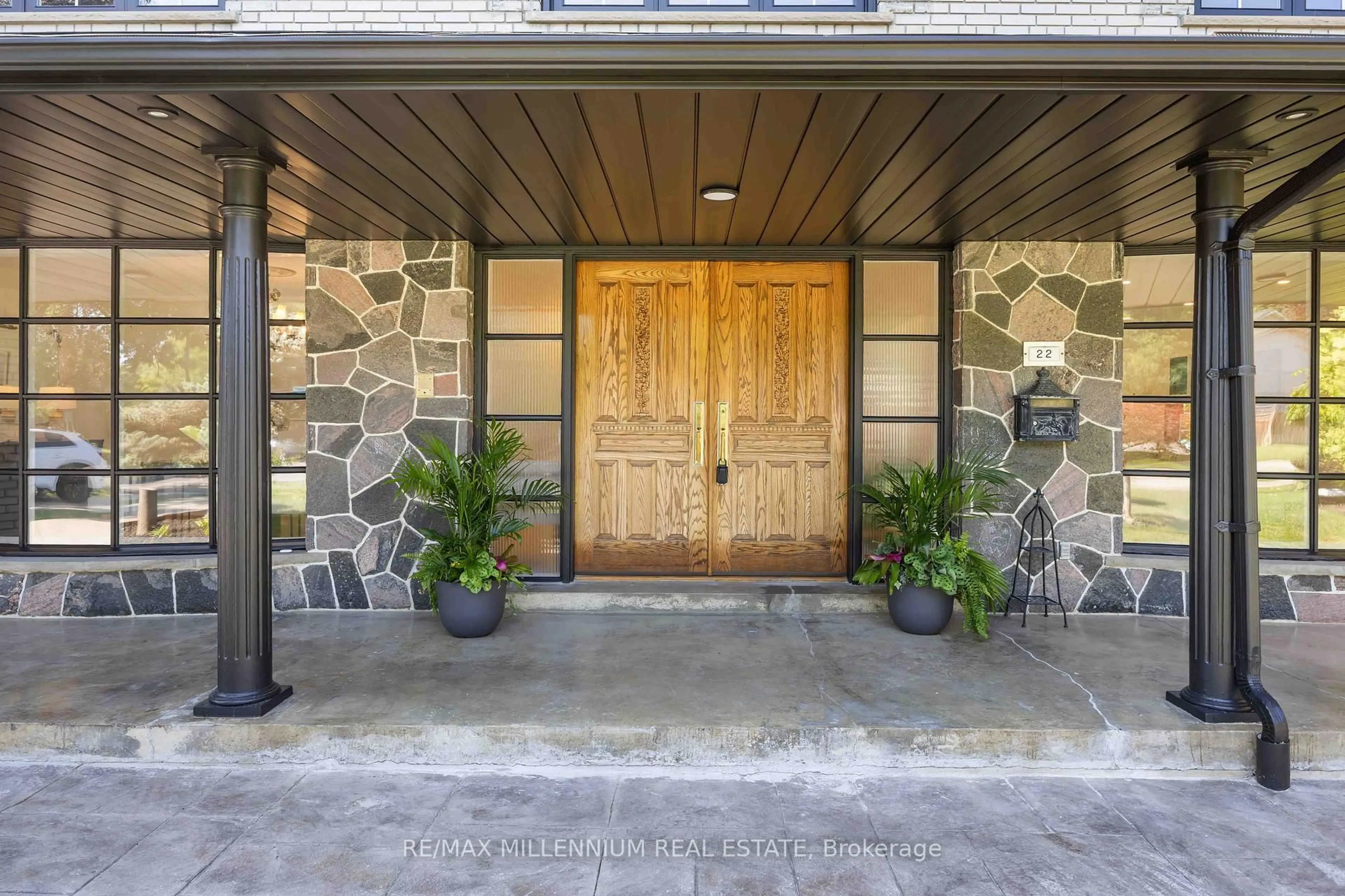 Indoor entryway for 22 Richdale Crt, Toronto Ontario M9B 5Y9