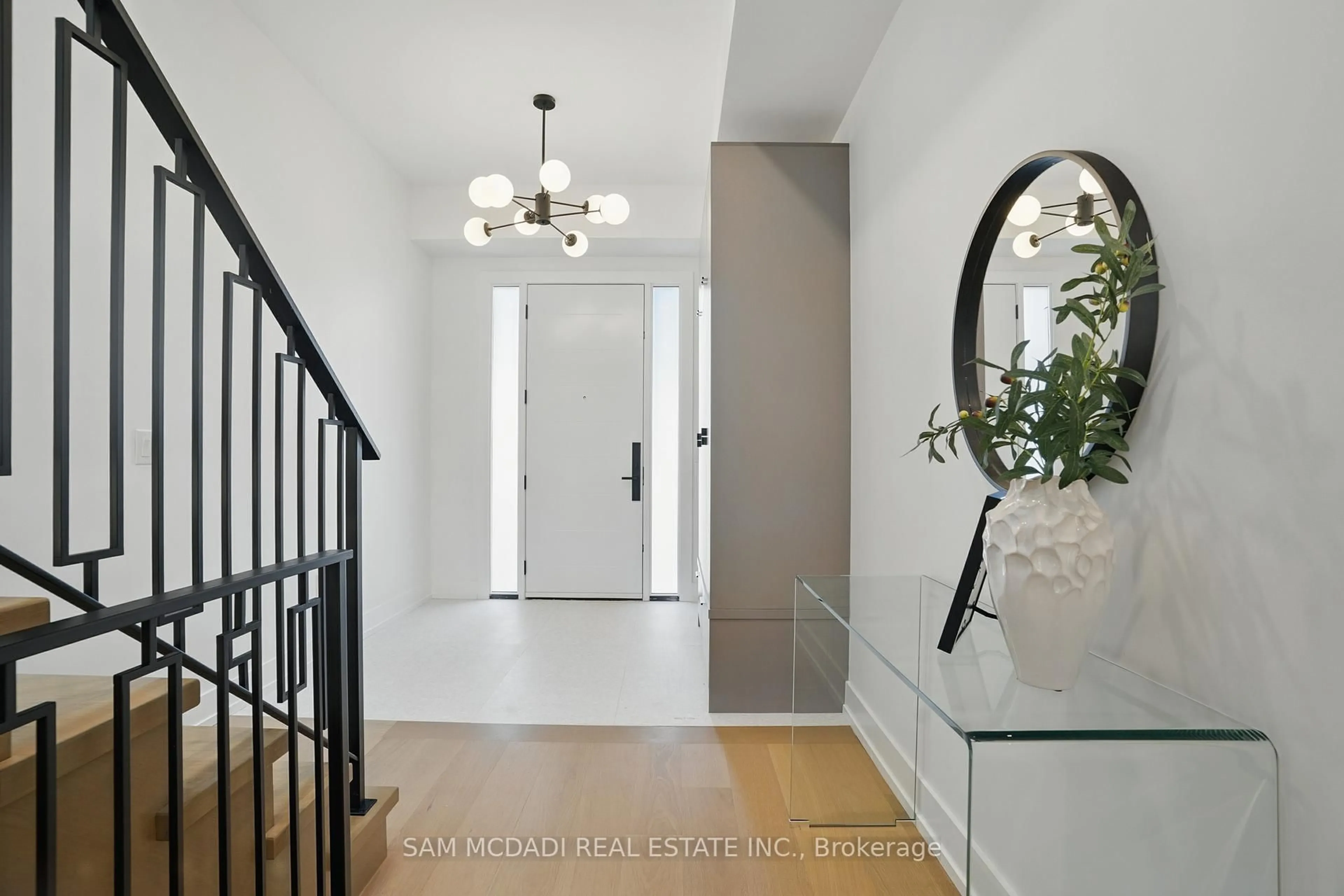 Indoor entryway for 1039 Caven St, Mississauga Ontario L5G 4J3