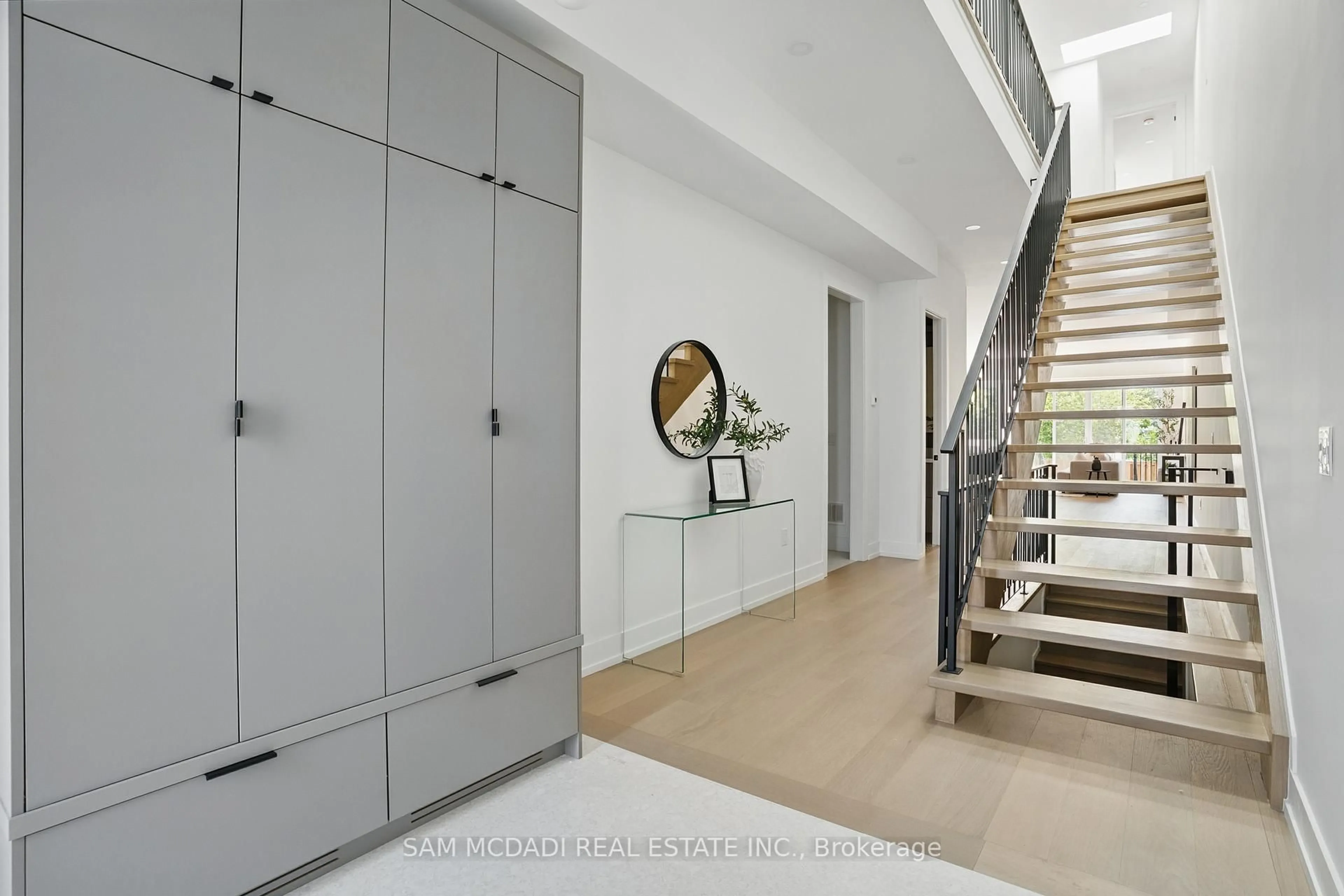 Indoor foyer for 1039 Caven St, Mississauga Ontario L5G 4J3