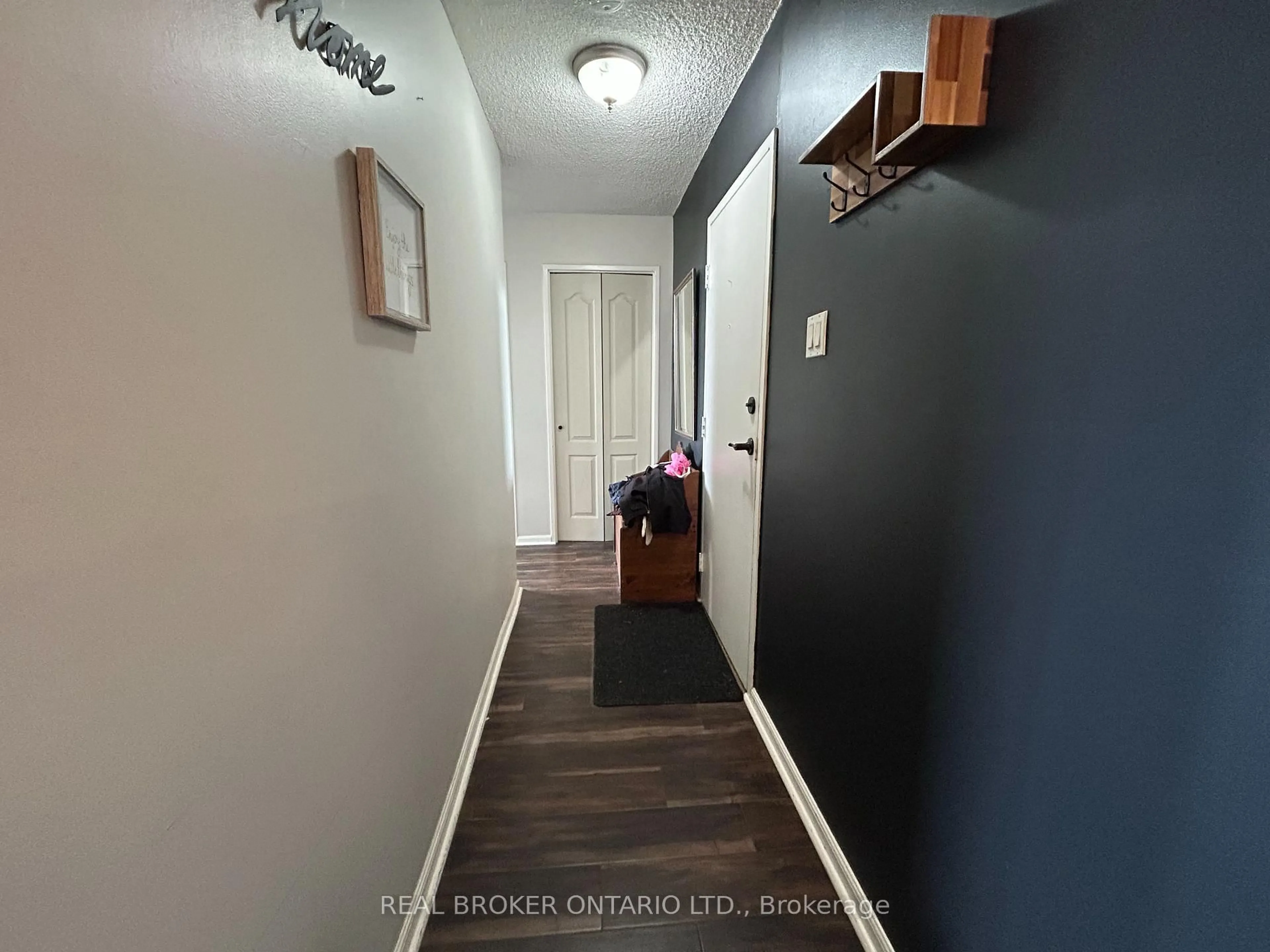 Indoor entryway for 530 Lolita Gdns #1203, Mississauga Ontario L5A 3T2