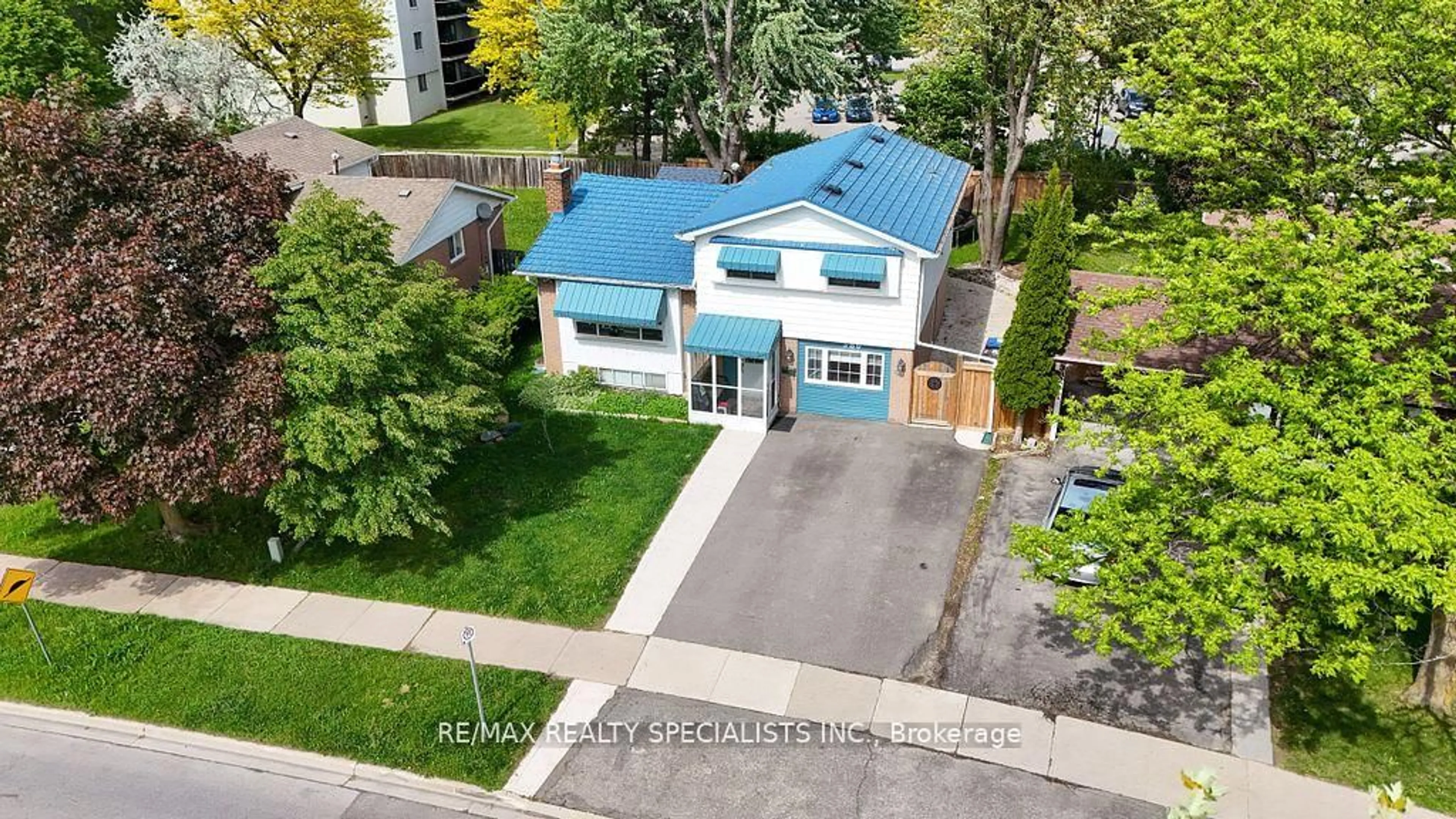 A pic from outside/outdoor area/front of a property/back of a property/a pic from drone, street for 380 Bartley Bull Pkwy, Brampton Ontario L6W 2L8