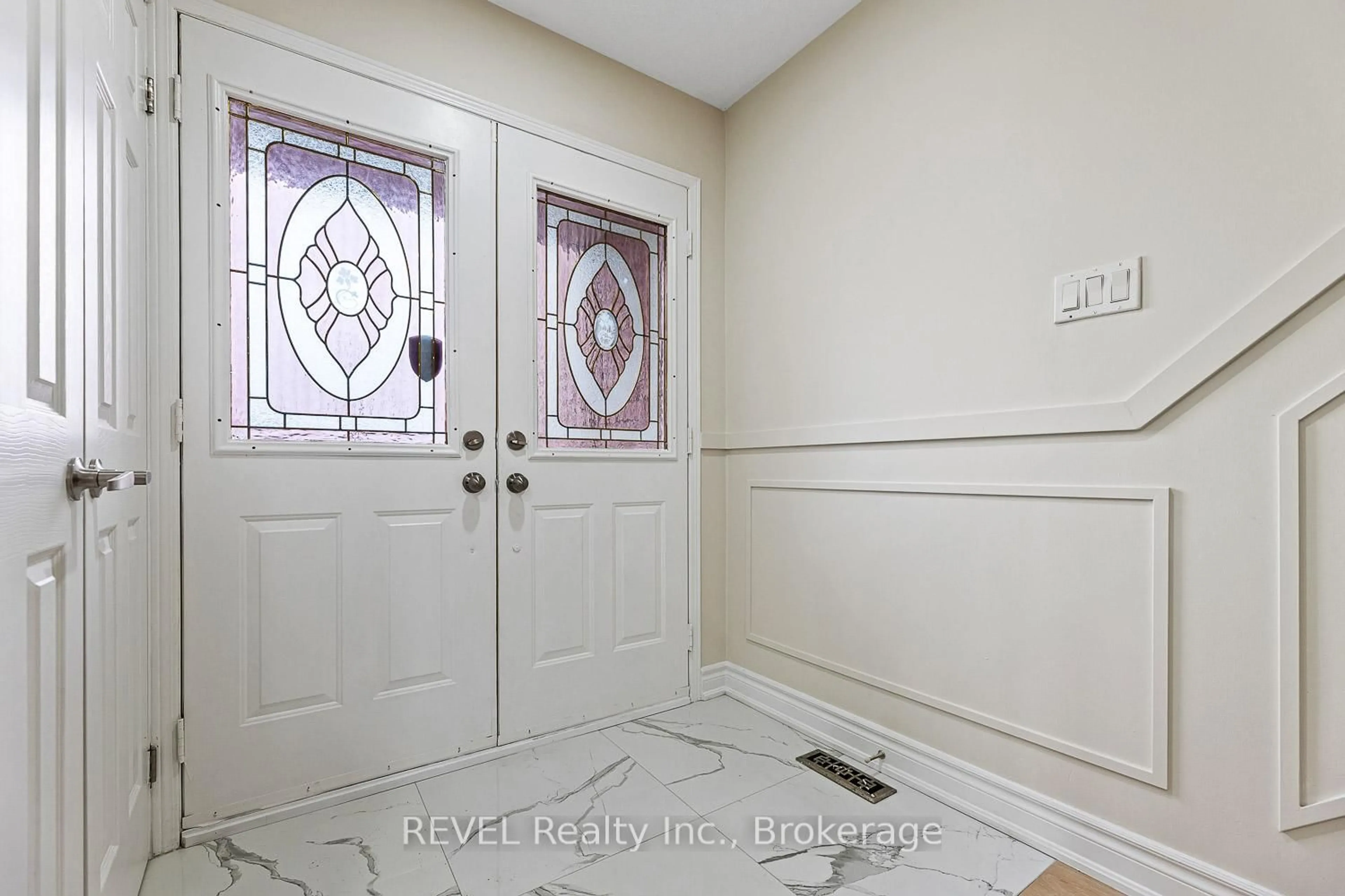 Indoor entryway for 92 Goldenlight Circ #11, Brampton Ontario L6X 4N6
