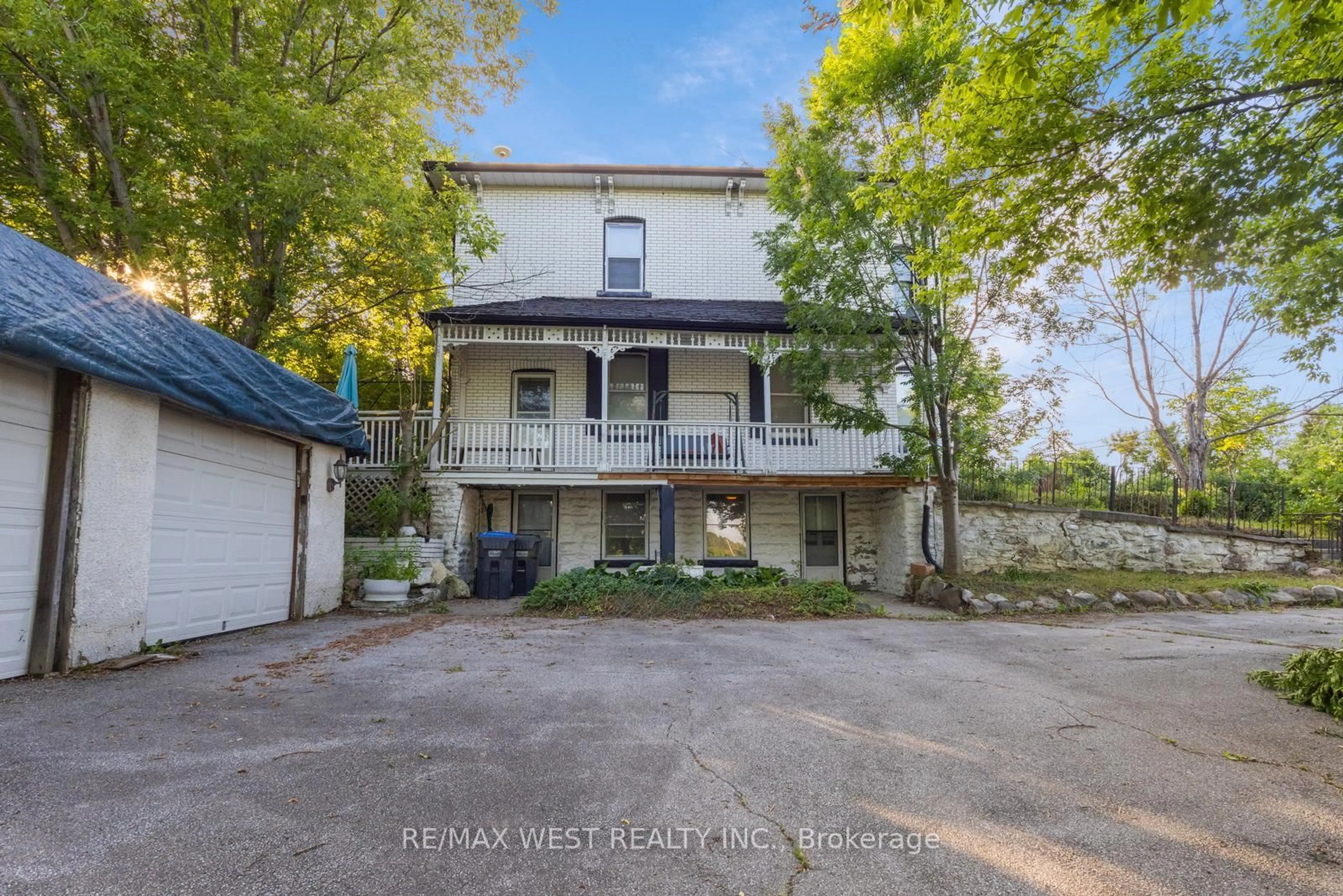 A pic from outside/outdoor area/front of a property/back of a property/a pic from drone, street for 16086 Hurontario St, Caledon Ontario L7C 2C5