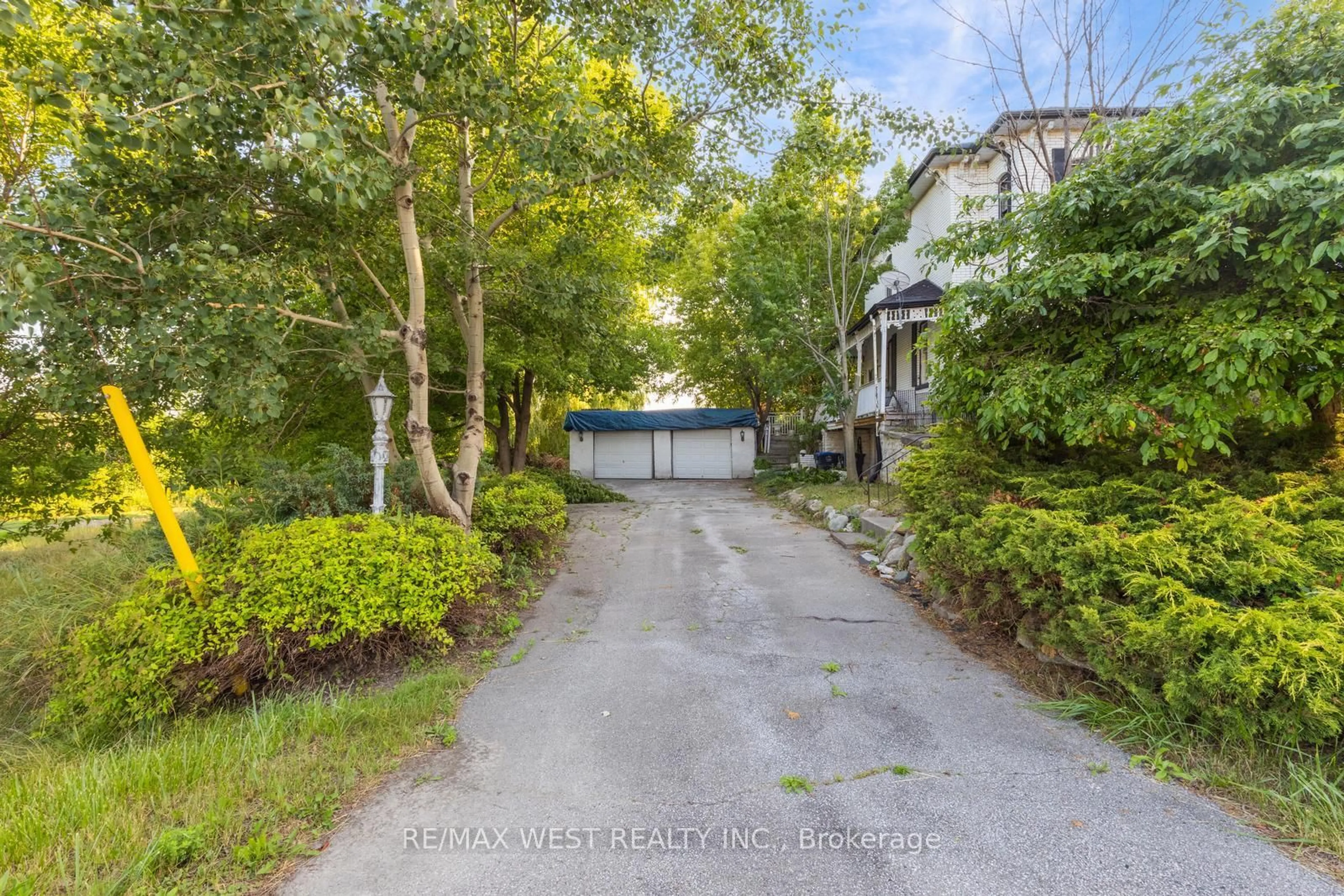 A pic from outside/outdoor area/front of a property/back of a property/a pic from drone, street for 16086 Hurontario St, Caledon Ontario L7C 2C5