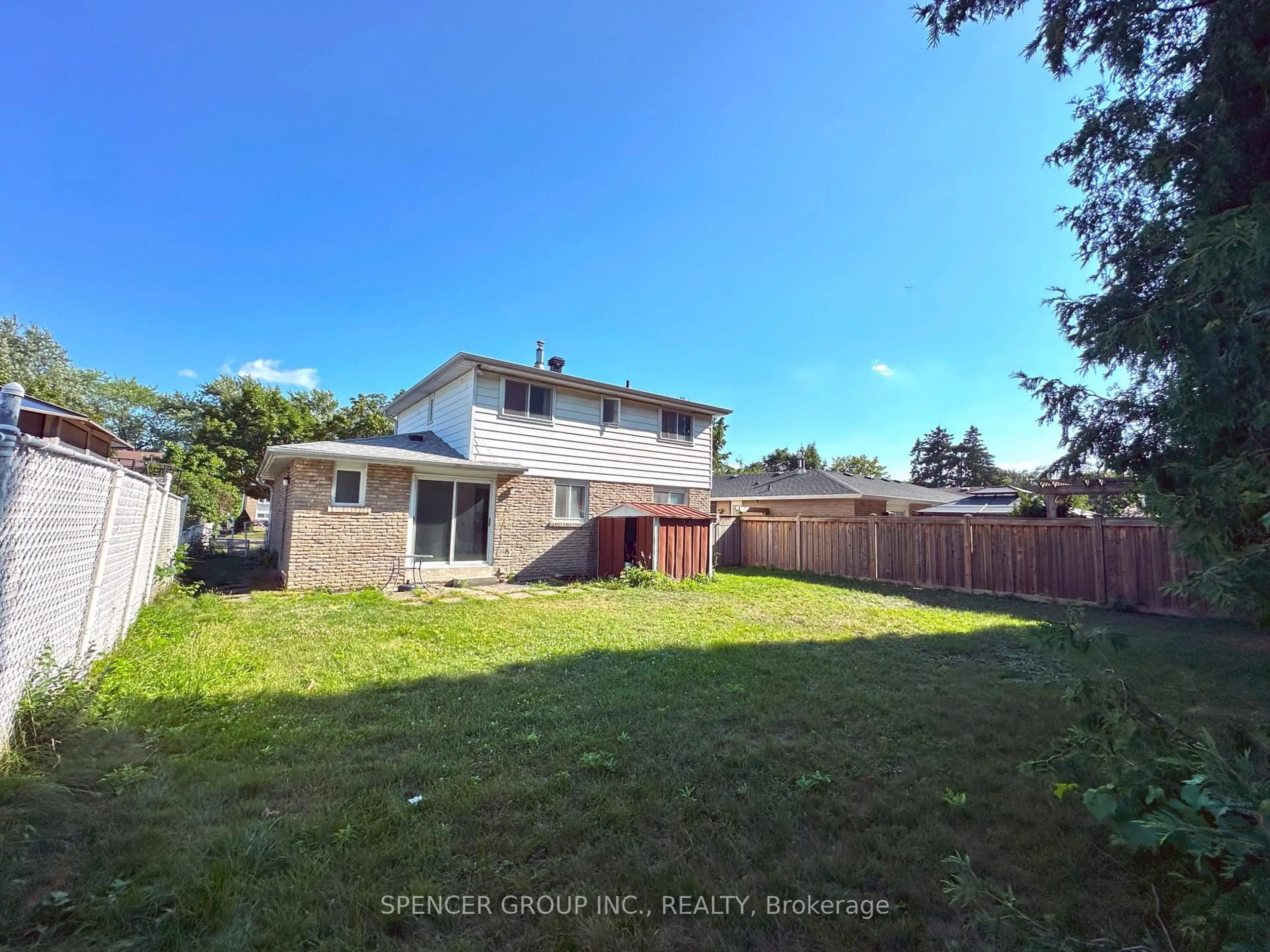 A pic from outside/outdoor area/front of a property/back of a property/a pic from drone, unknown for 571 Minette Circ, Mississauga Ontario L5A 3B9
