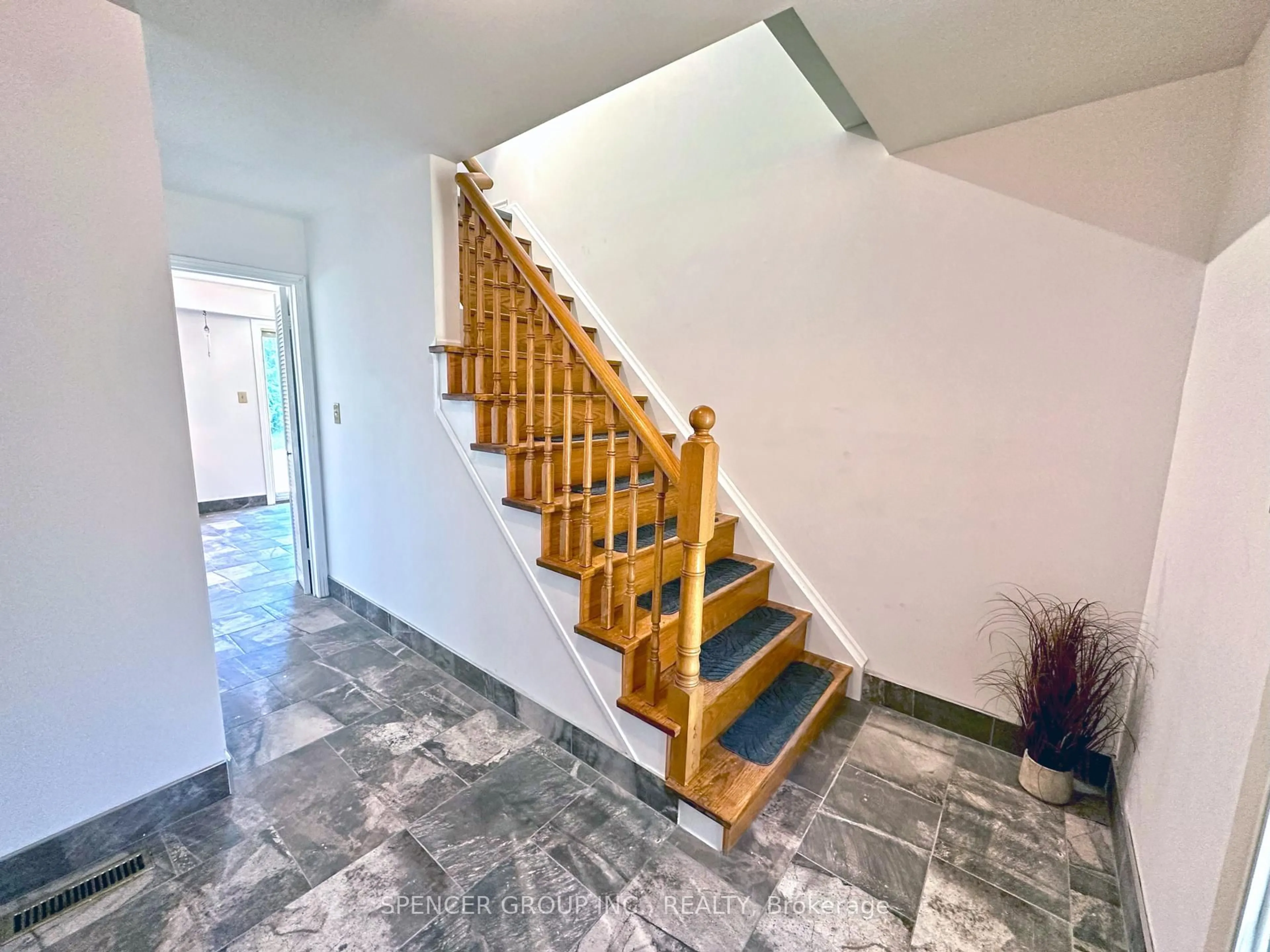 Stairs for 571 Minette Circ, Mississauga Ontario L5A 3B9